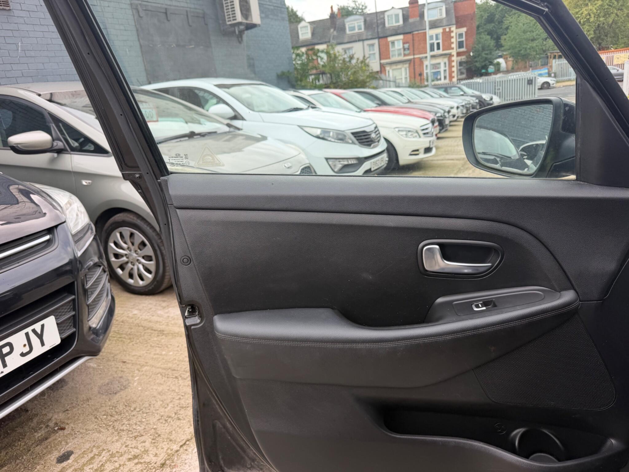 Kia Carens view 12