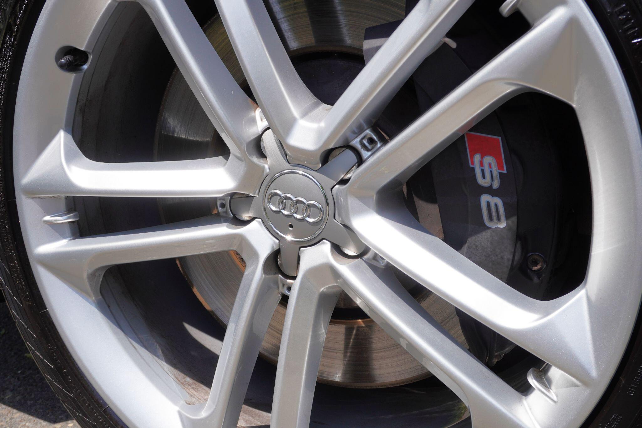 Audi S8 view 90