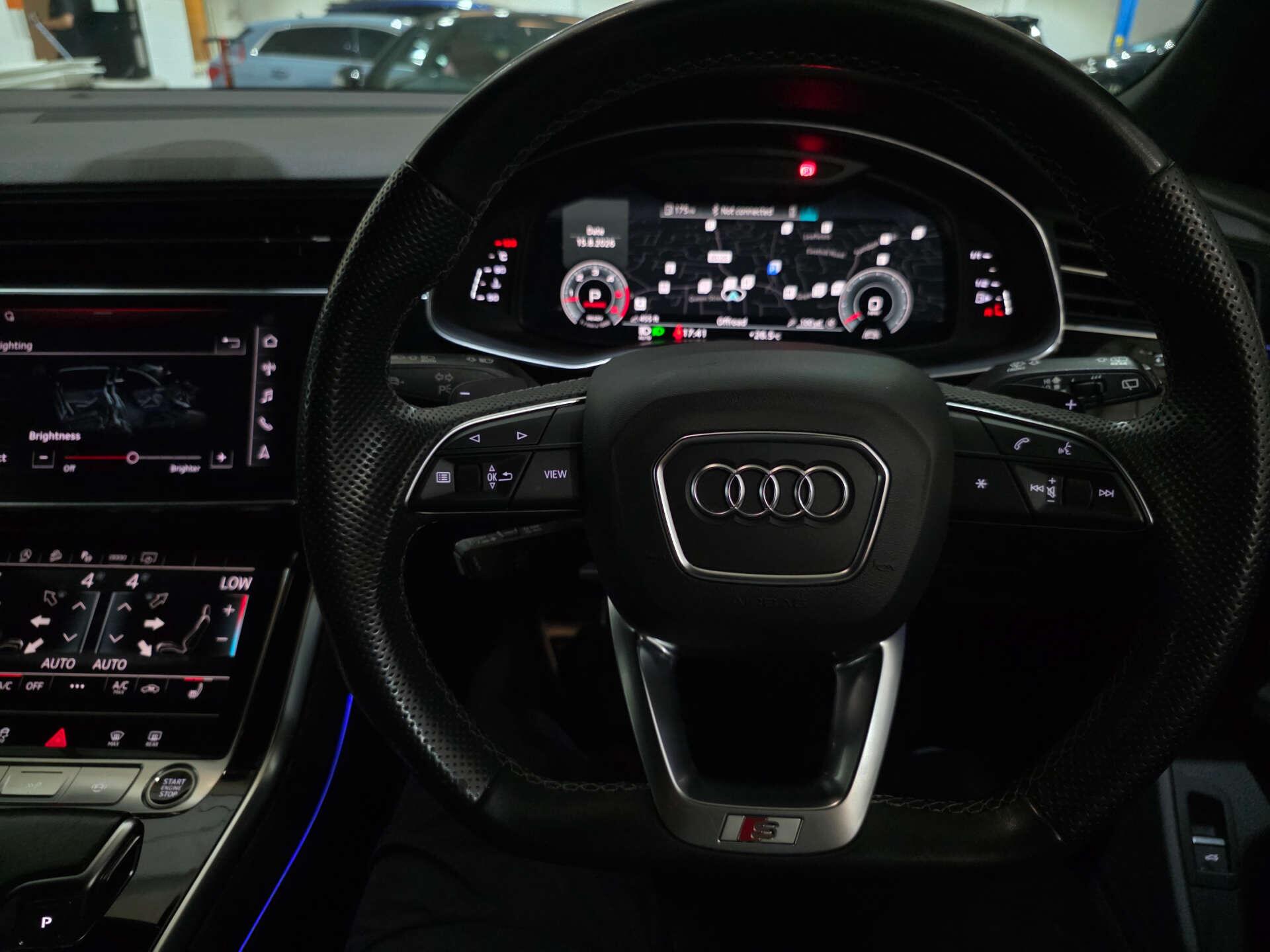 Audi Q8 view 43