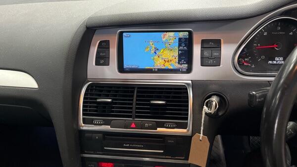 Audi Q7 view 11