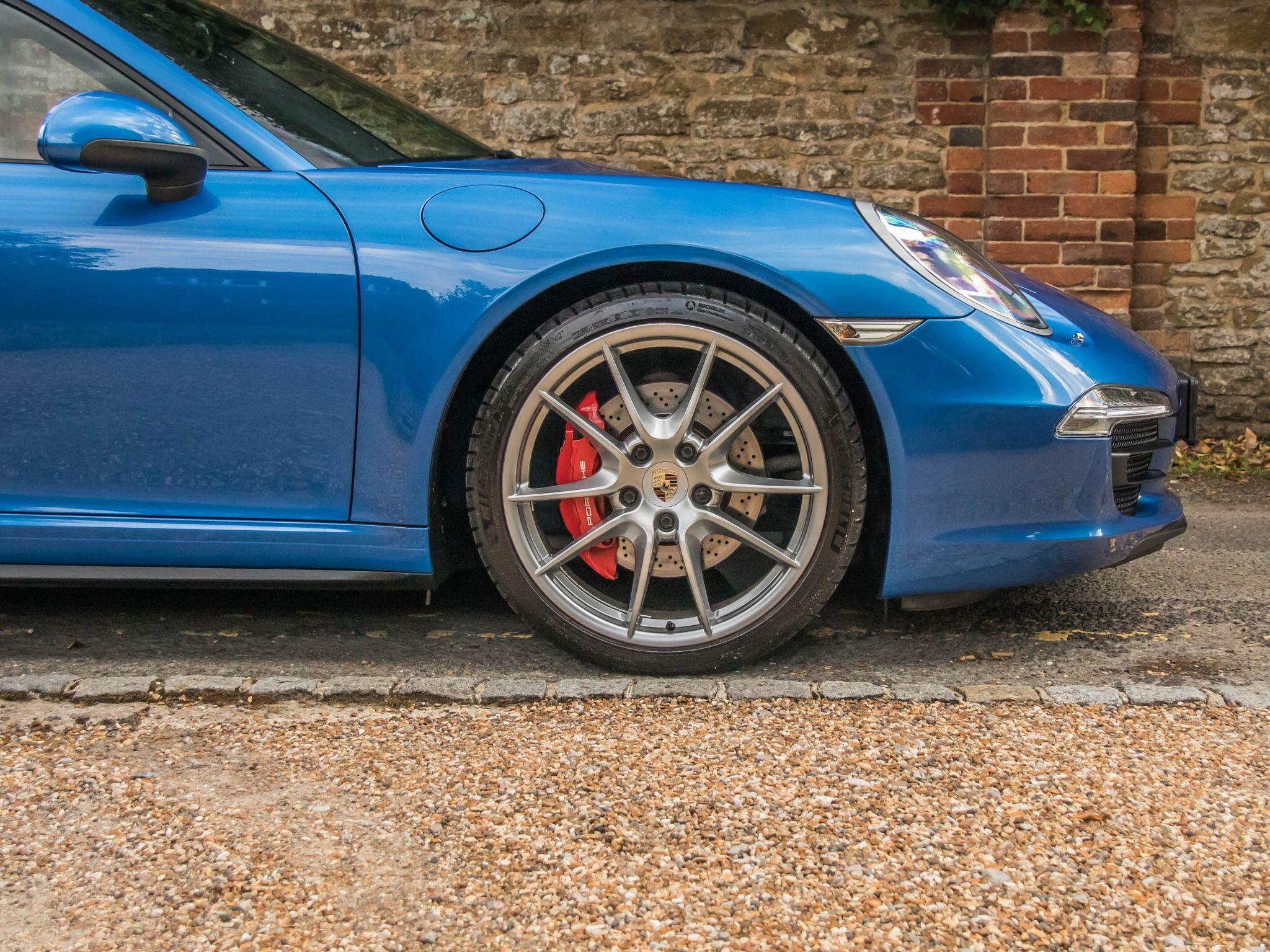 Porsche 911 view 15
