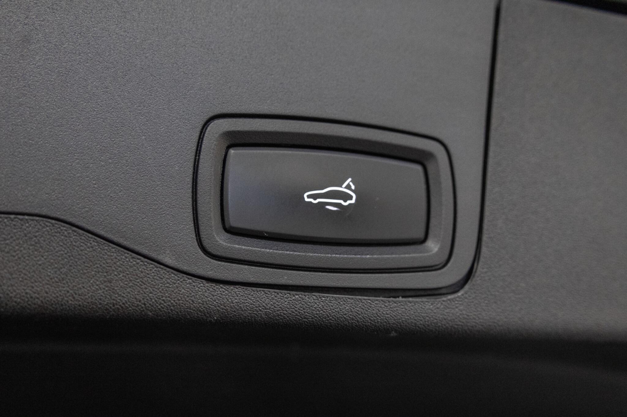 Porsche Taycan view 12
