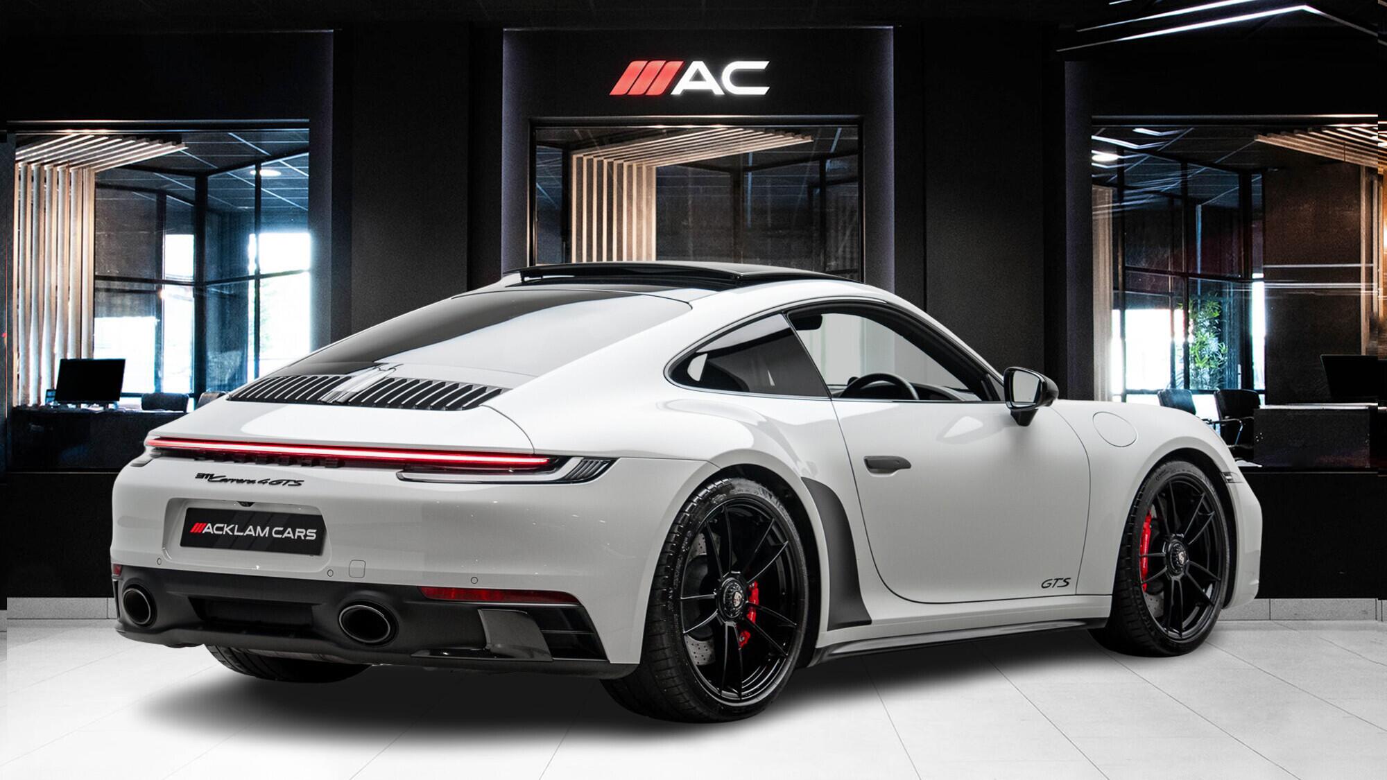 Porsche 911 view 4