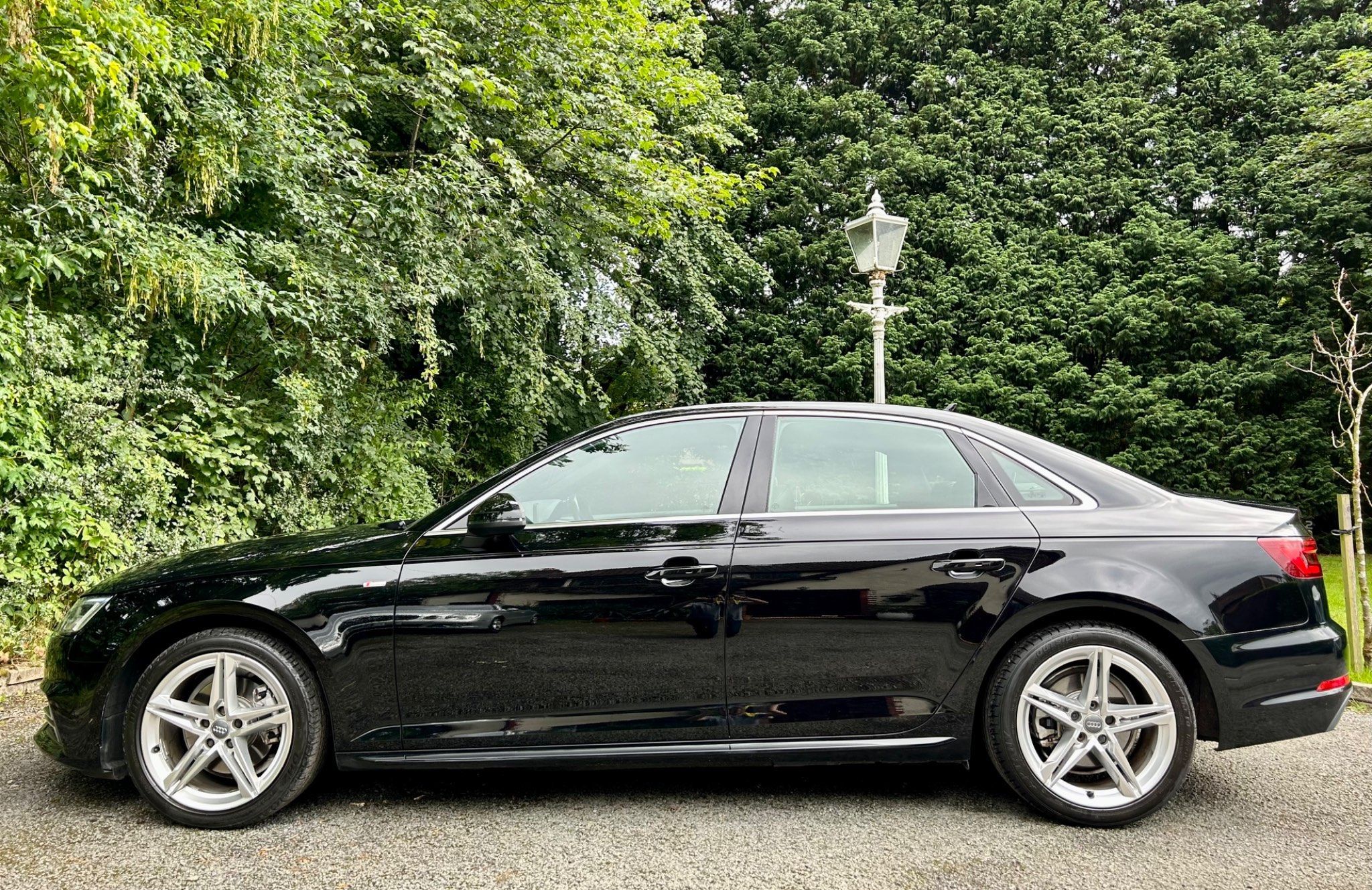 Audi A4 view 4