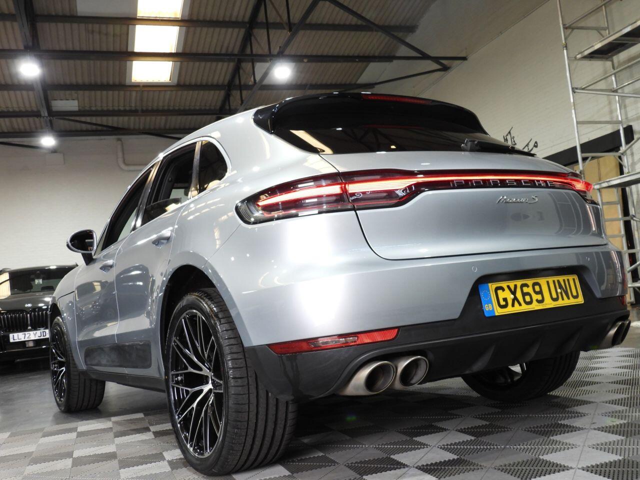 Porsche Macan view 12