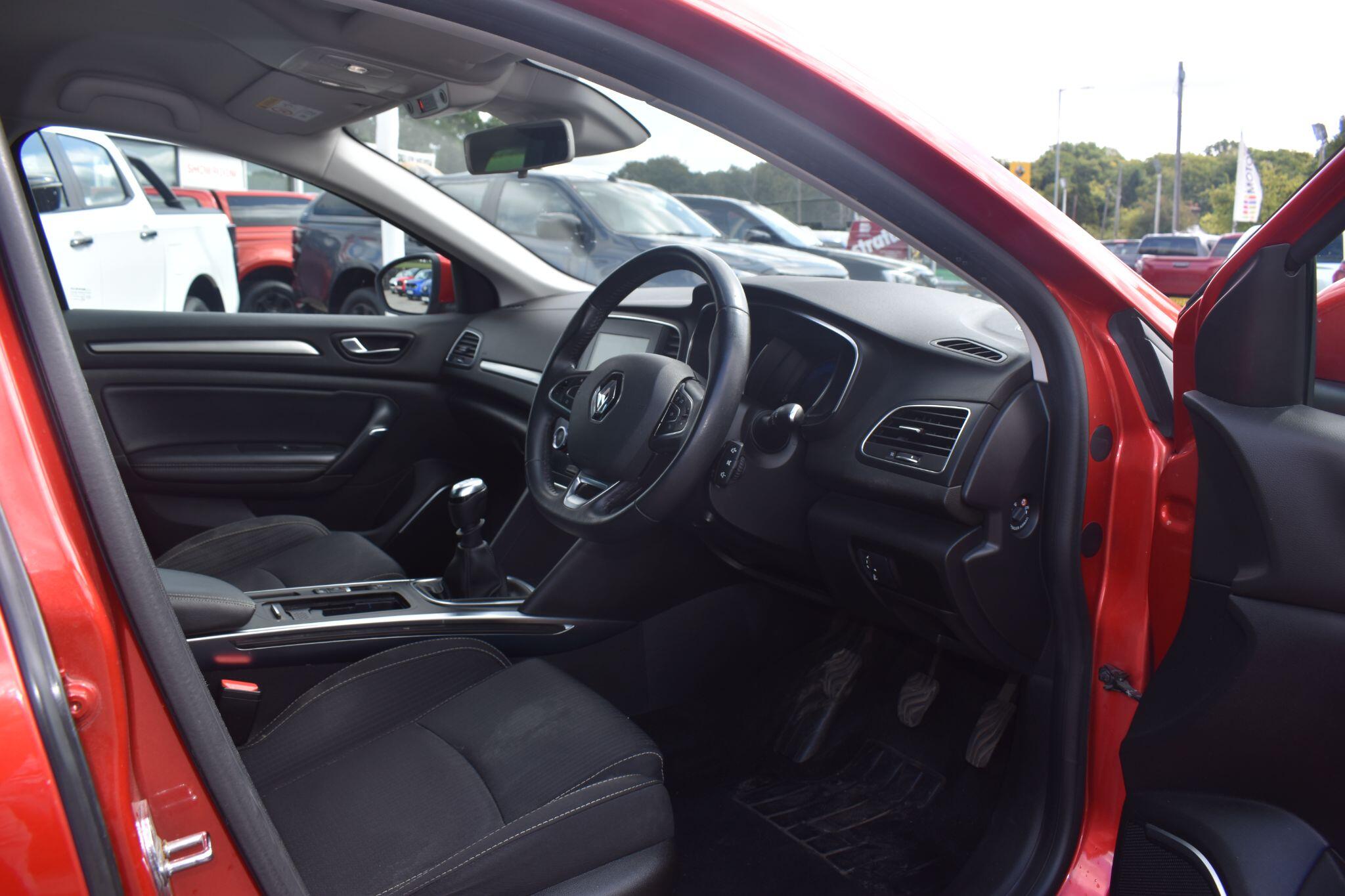 Megane - 1.3 TCe Iconic Sport Tourer Euro 6 (s/s) 5dr - Image 24