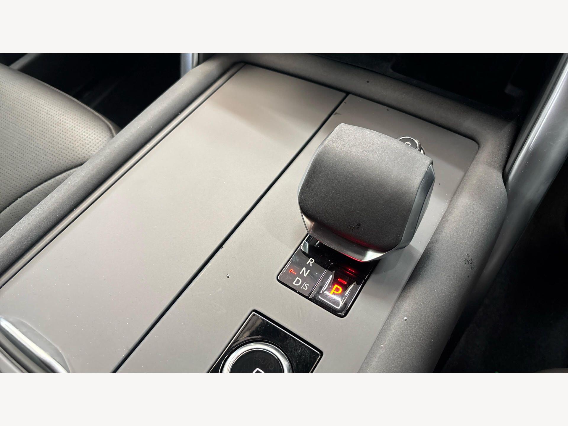 Land Rover Discovery view 16