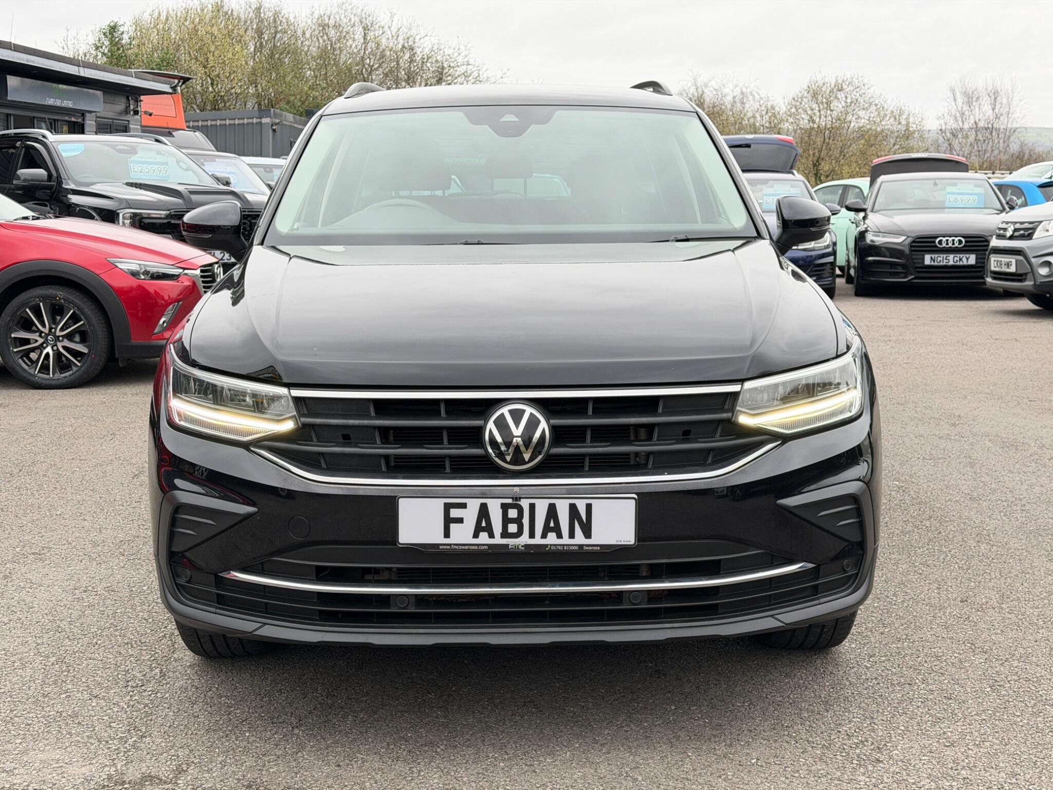 Volkswagen Tiguan view 3