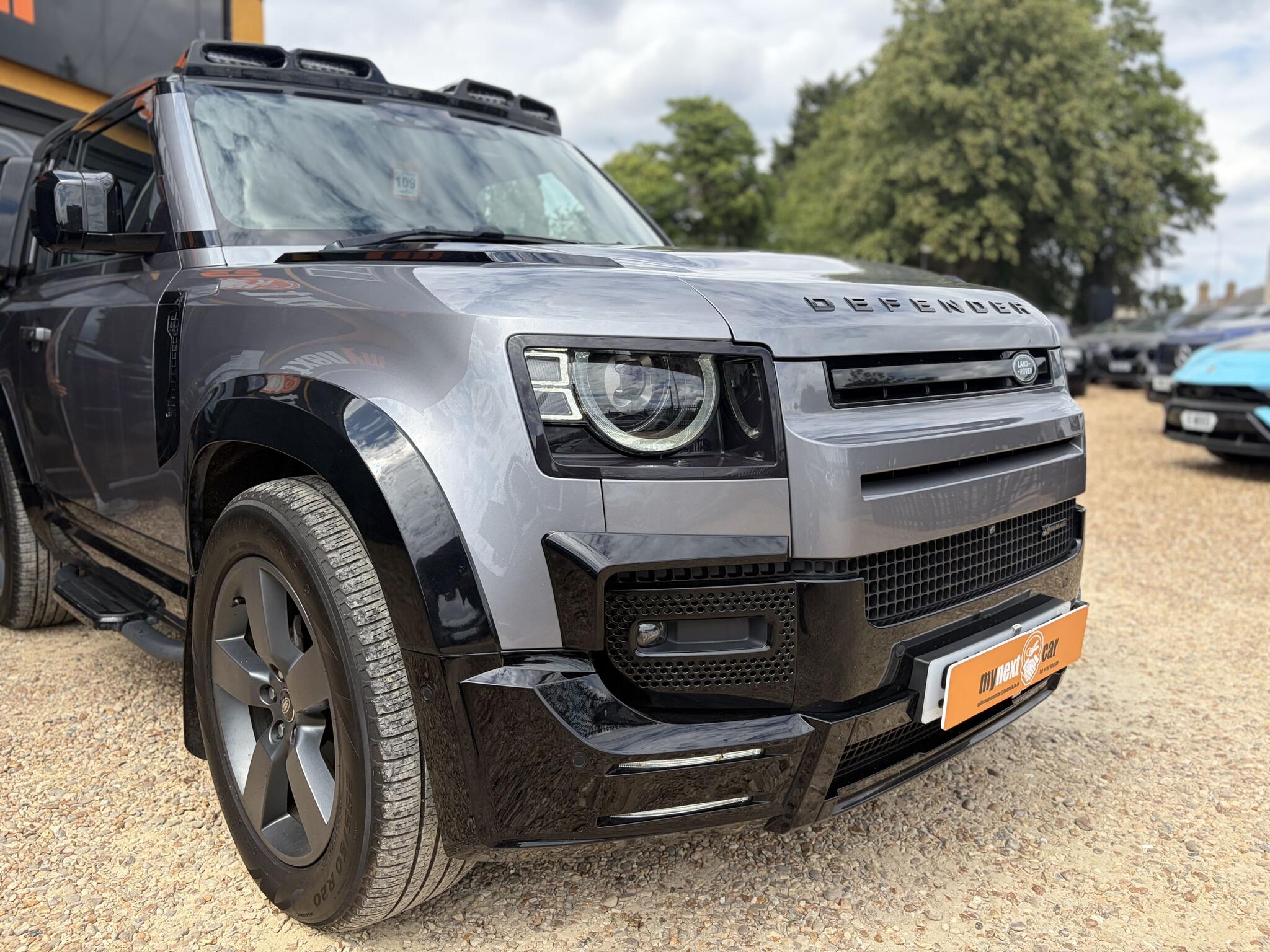 Land Rover Defender 90 view 13