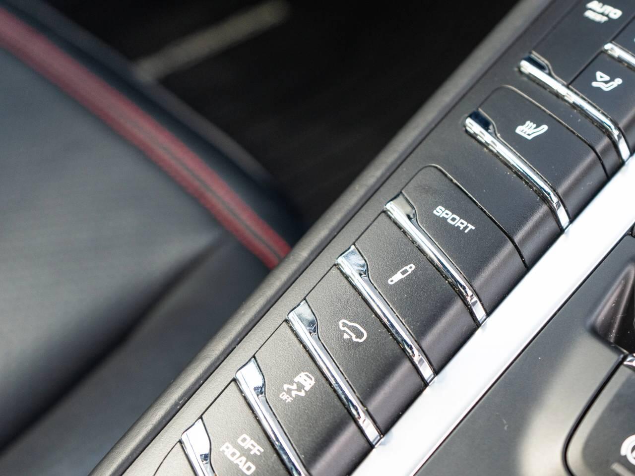Porsche Macan view 25