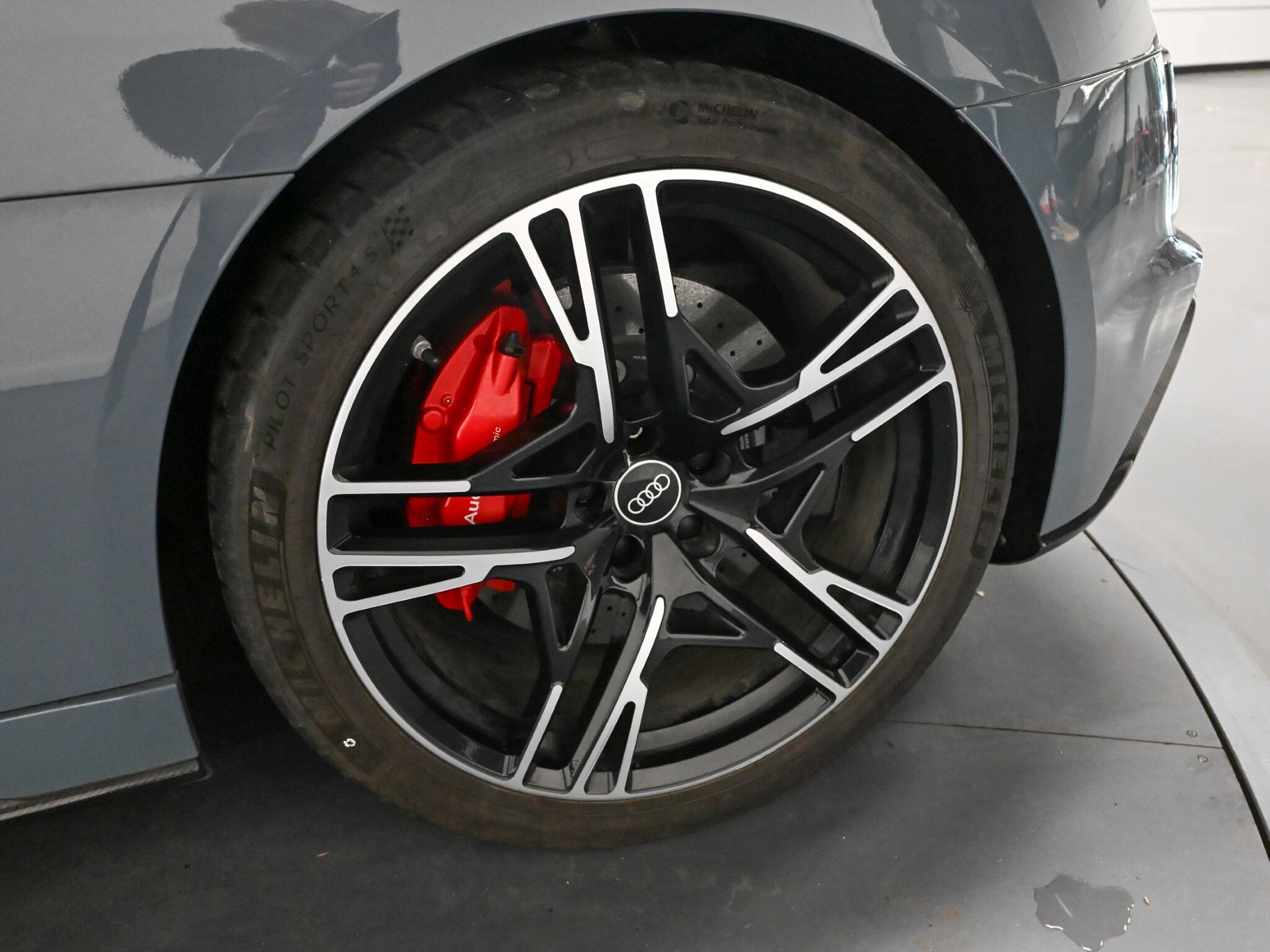 Audi R8 view 24
