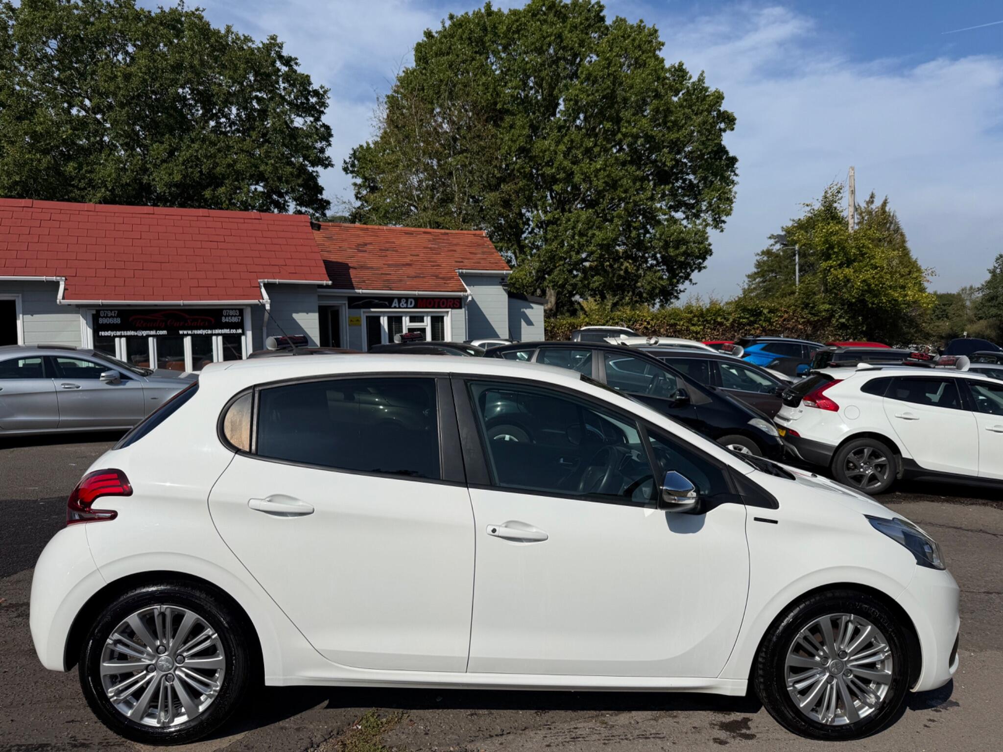 Peugeot 208 view 10