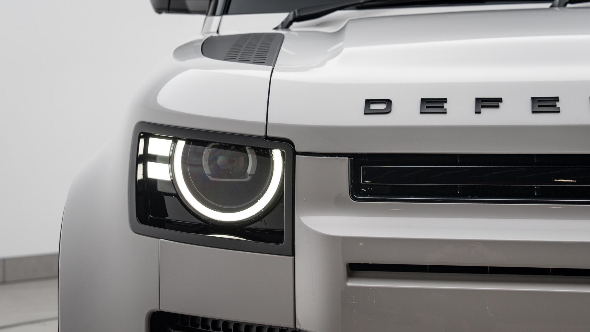 Land Rover Defender 90 view 27