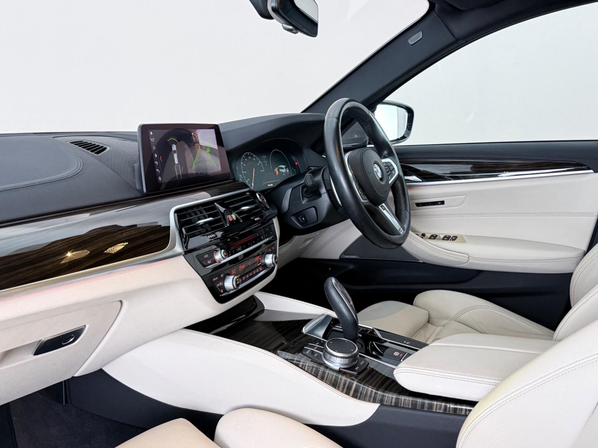 BMW 5 Series view 4