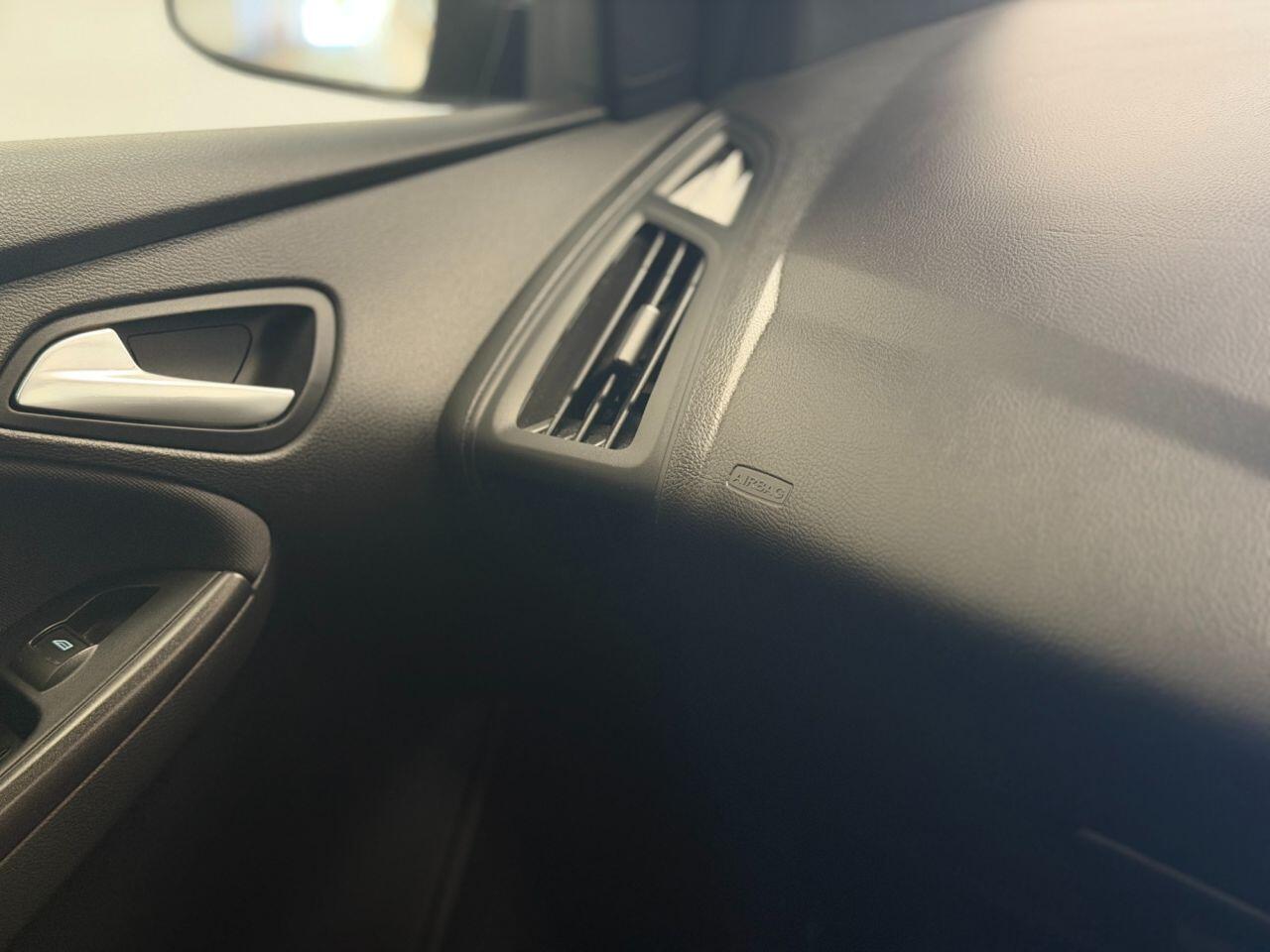 Ford Focus view 16