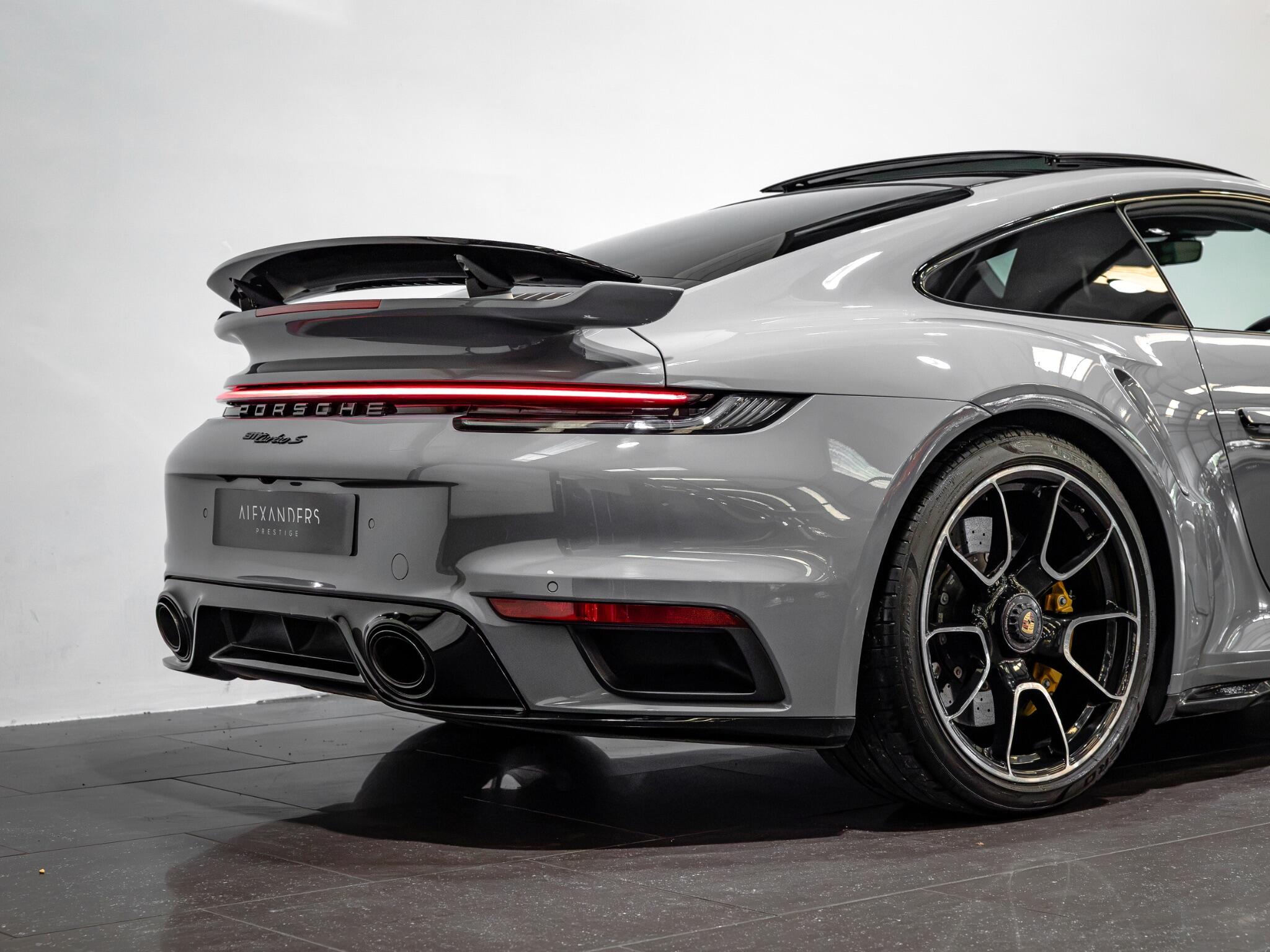 Porsche 911 view 11