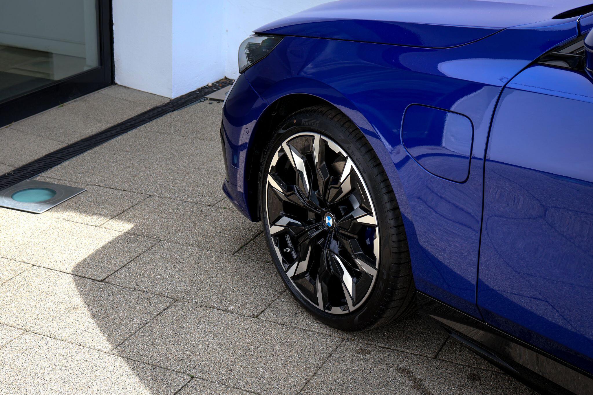 BMW 5 Series view 29