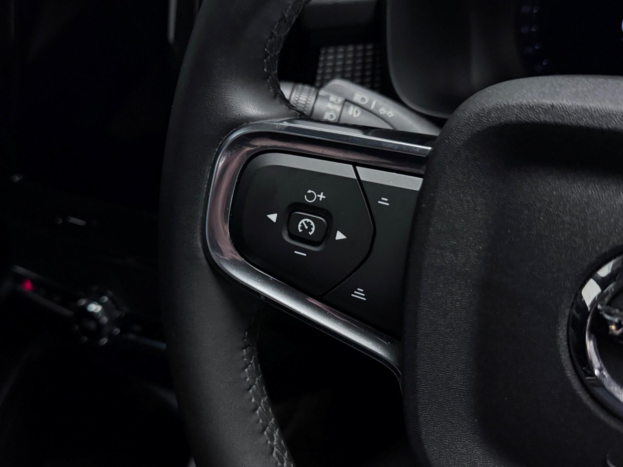 Volvo XC40 view 9