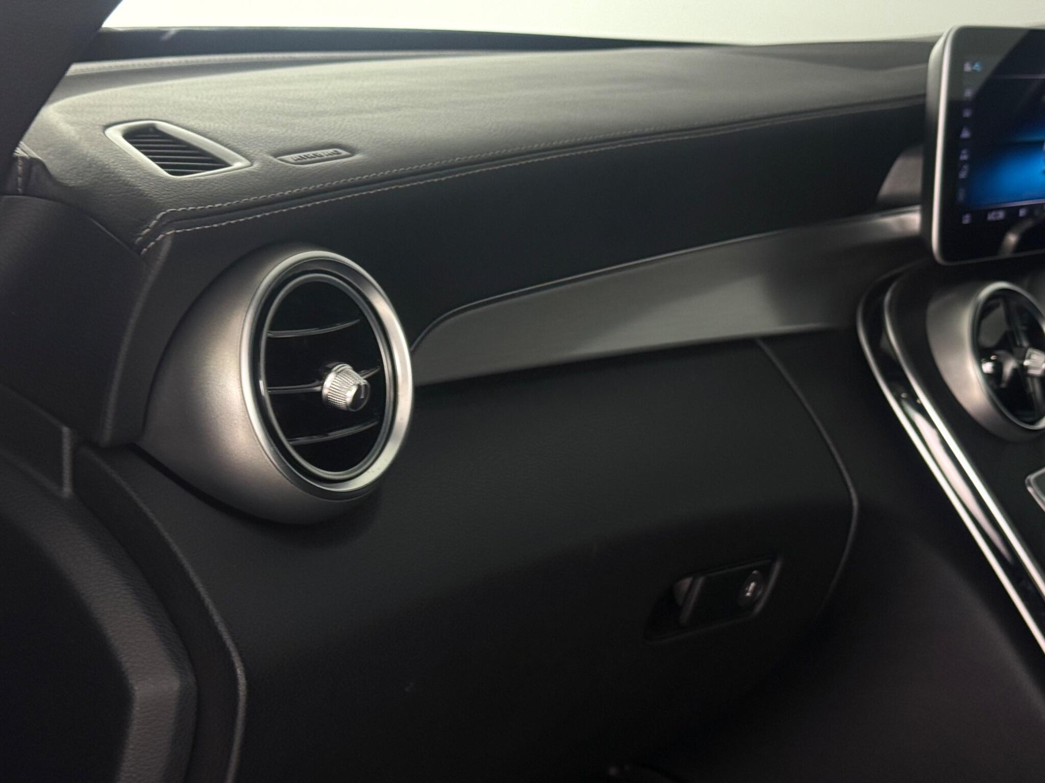 Mercedes-Benz C-Class view 35