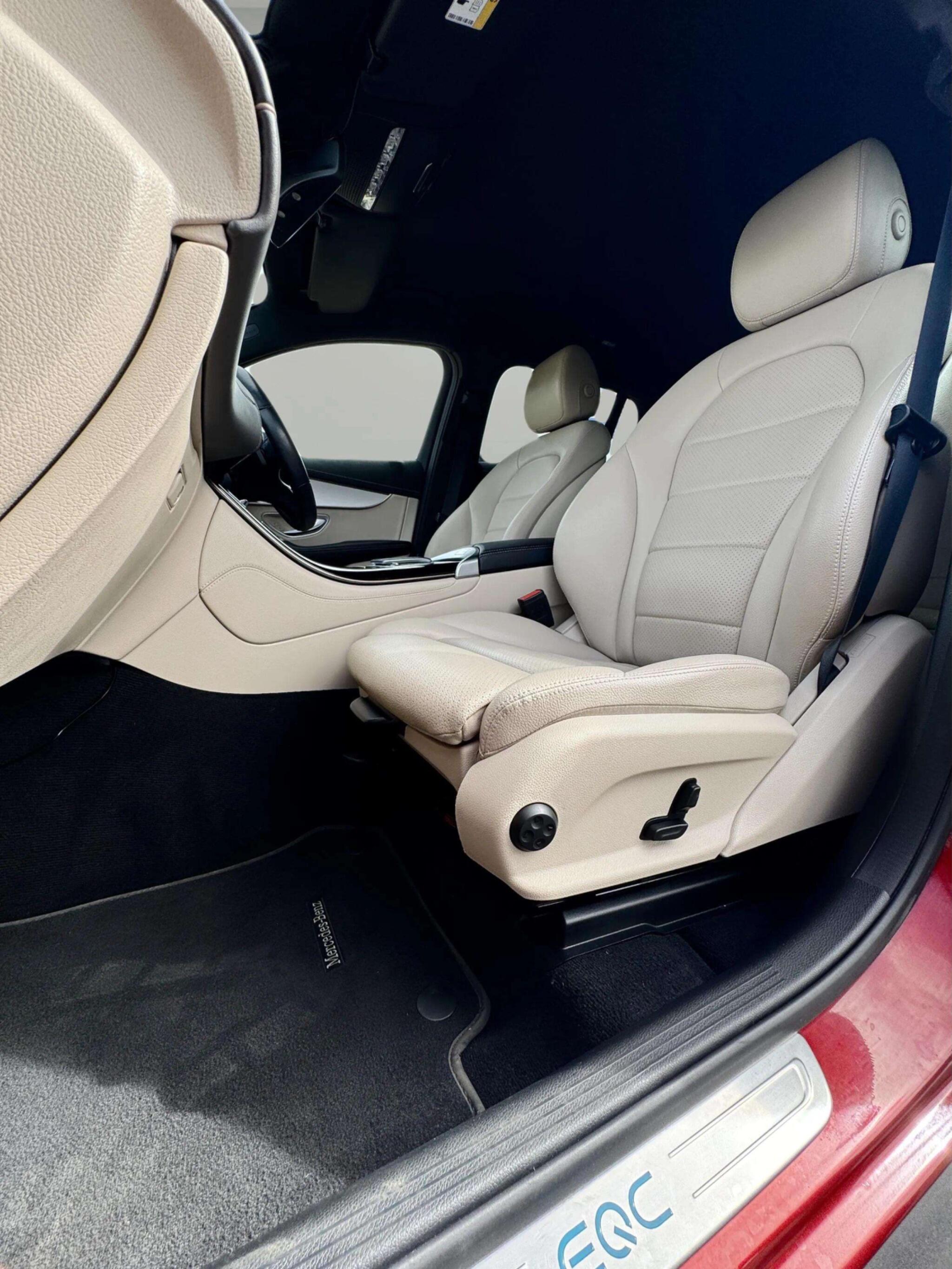 Mercedes-Benz EQC view 52
