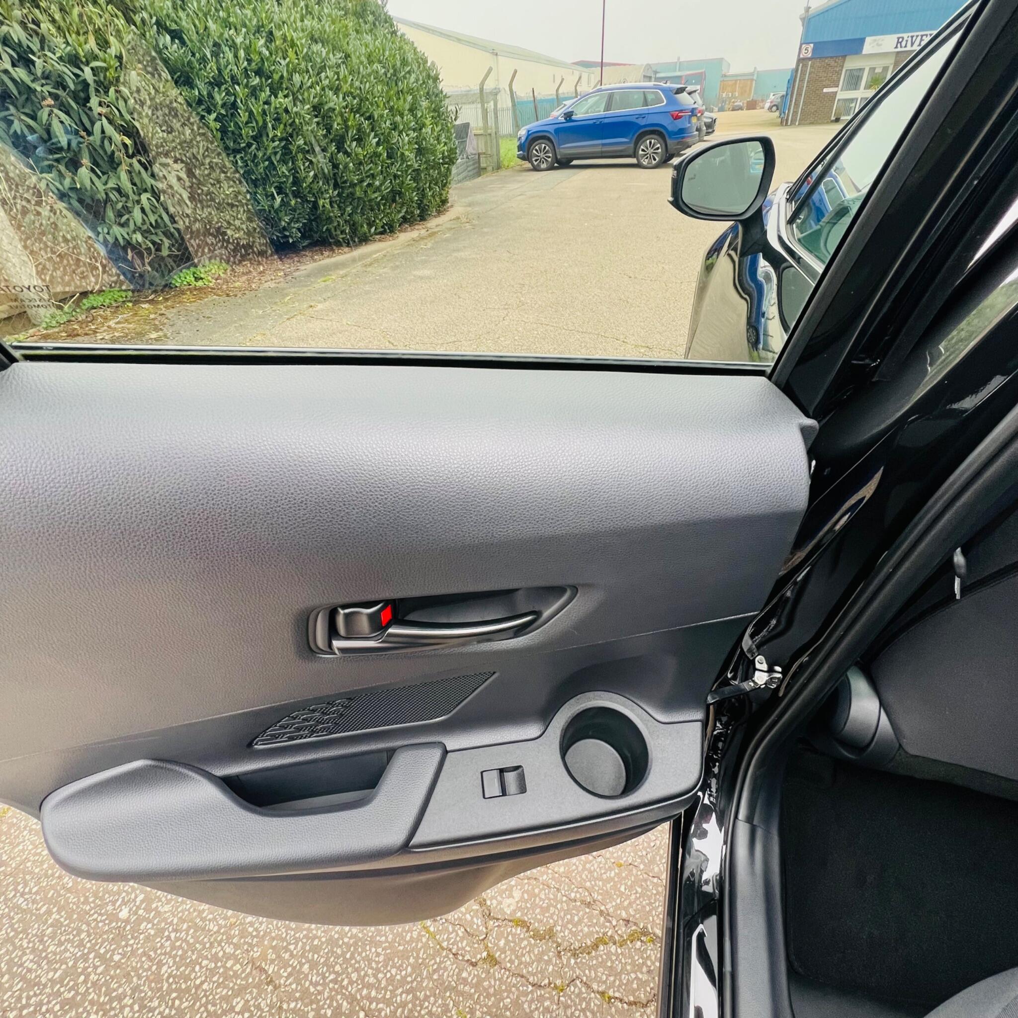 Toyota C-HR view 21