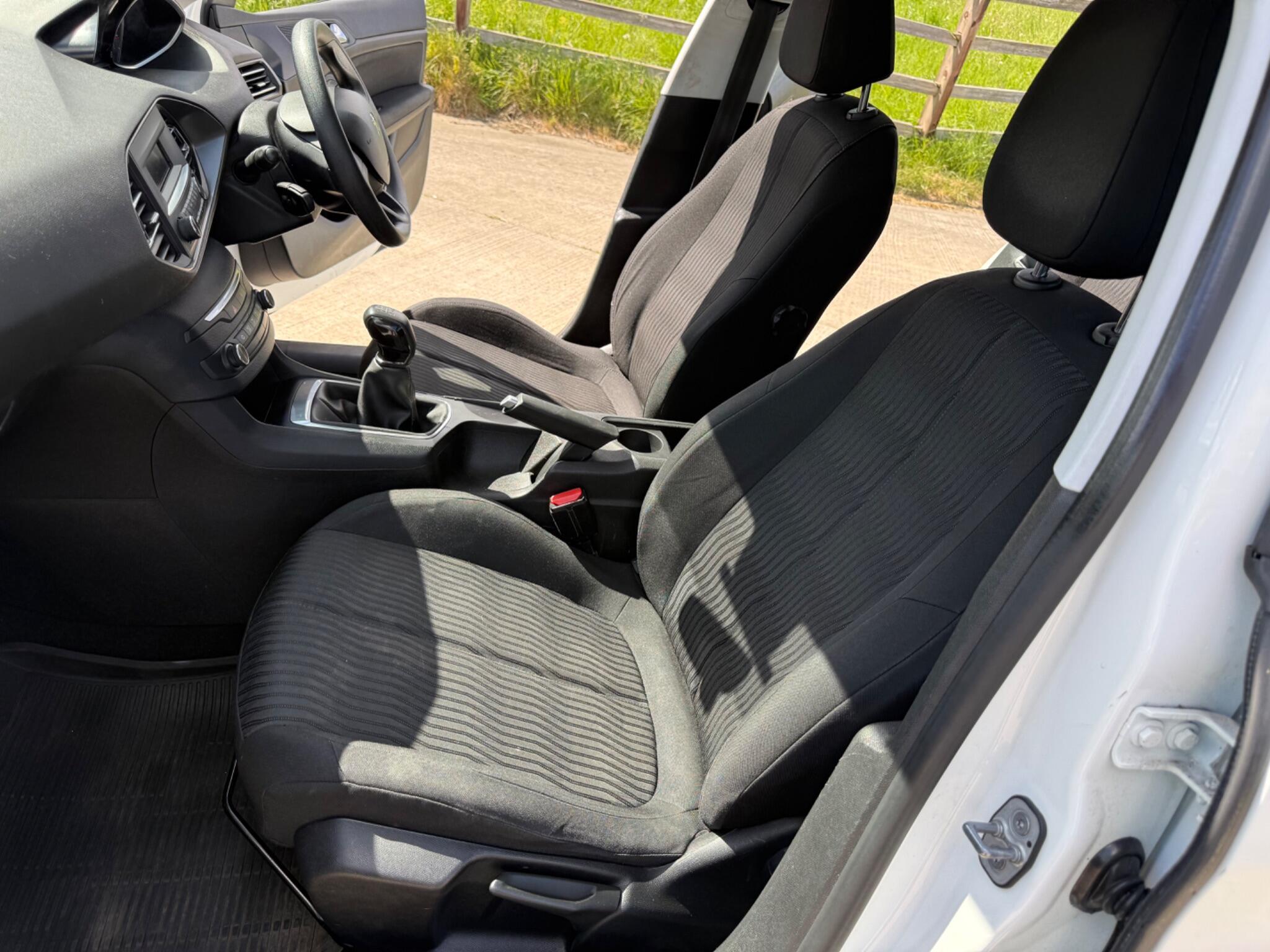 Peugeot 308 1.2 PureTech Access Euro 6 (s/s) 5dr — photo 45 of 100