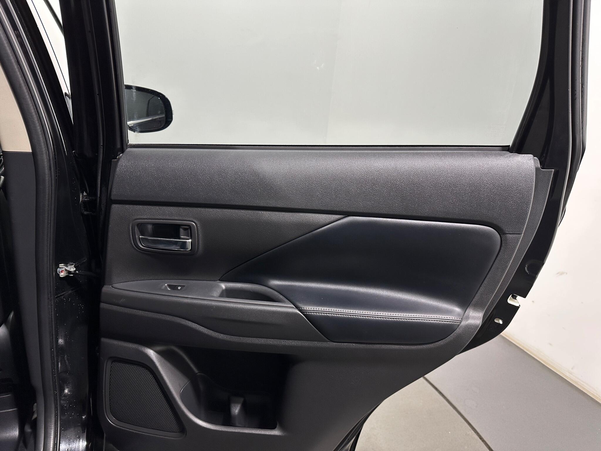Mitsubishi Outlander view 42