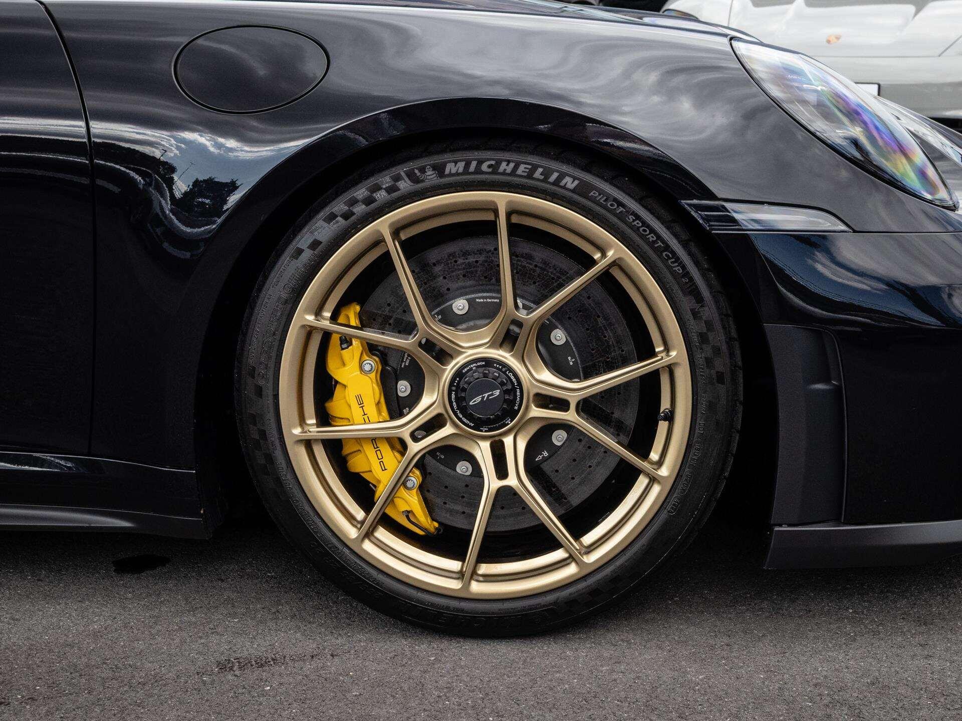 Porsche 911 view 6
