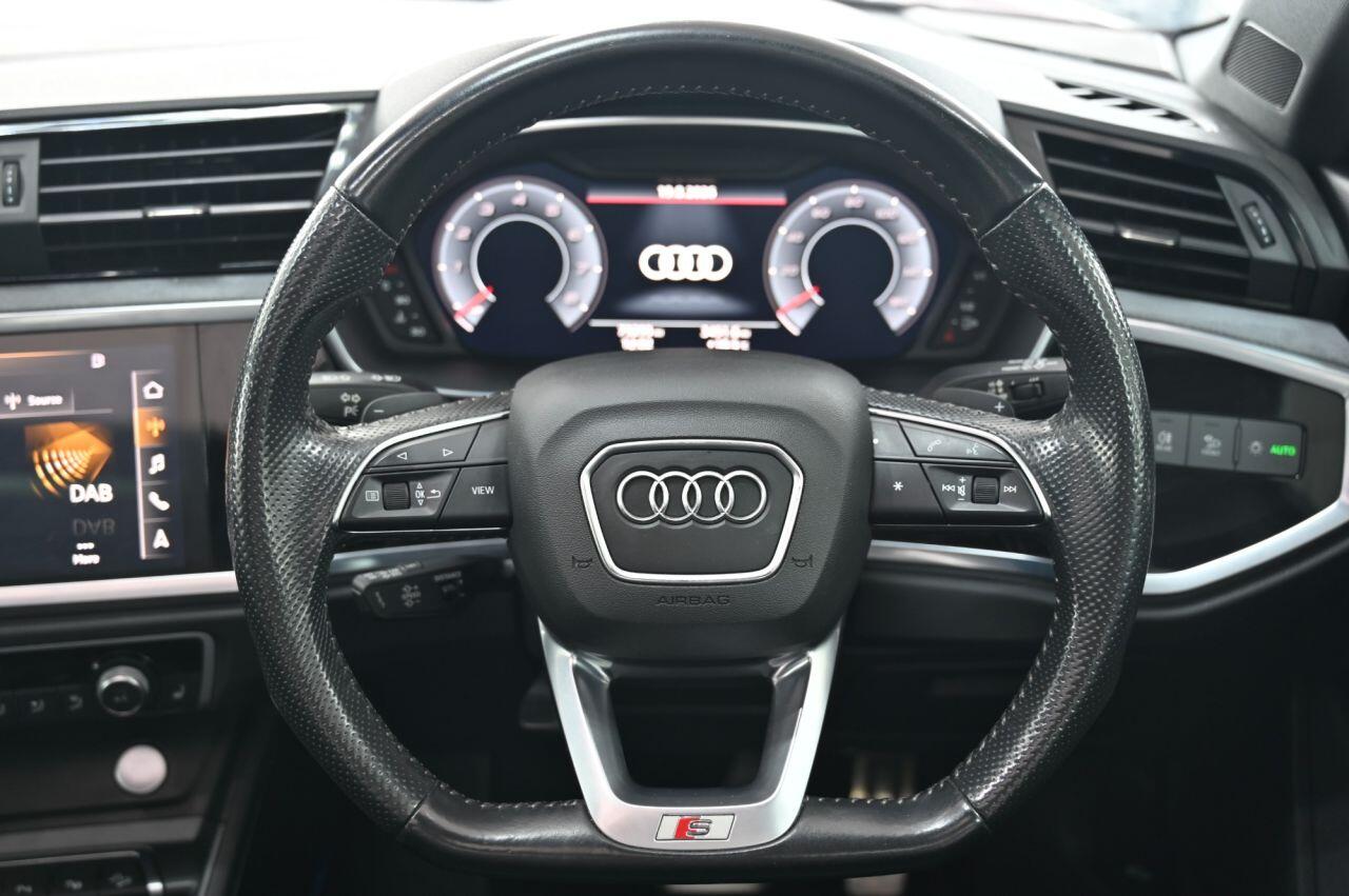 Audi Q3 view 20