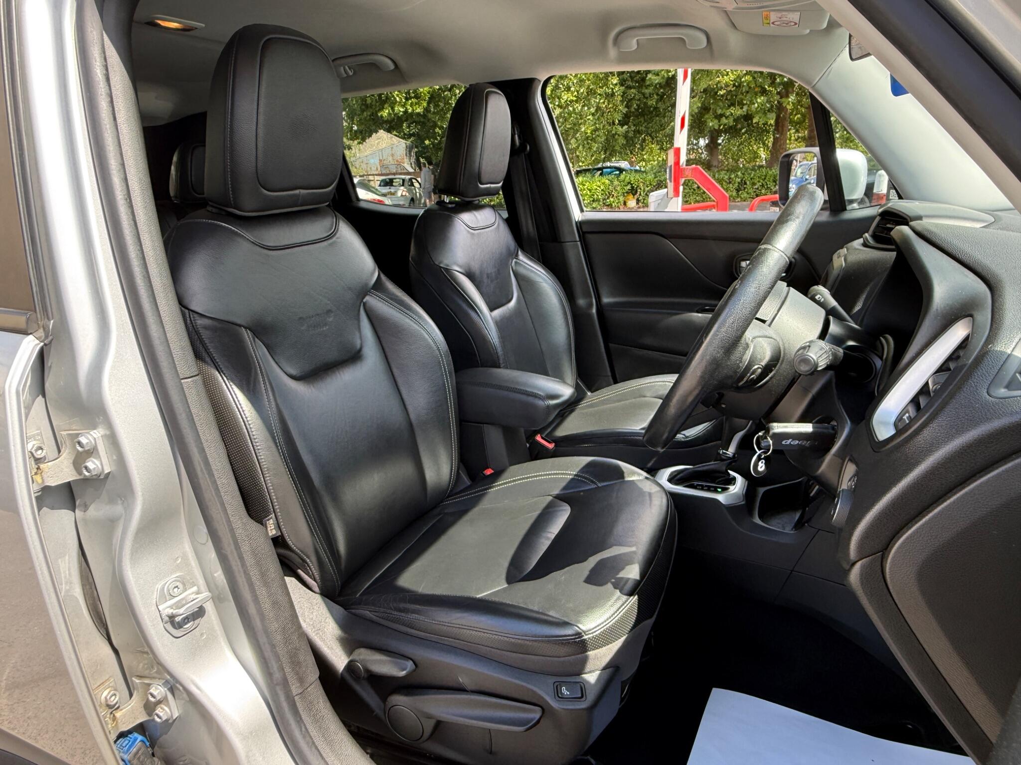 Jeep Renegade - Image 30