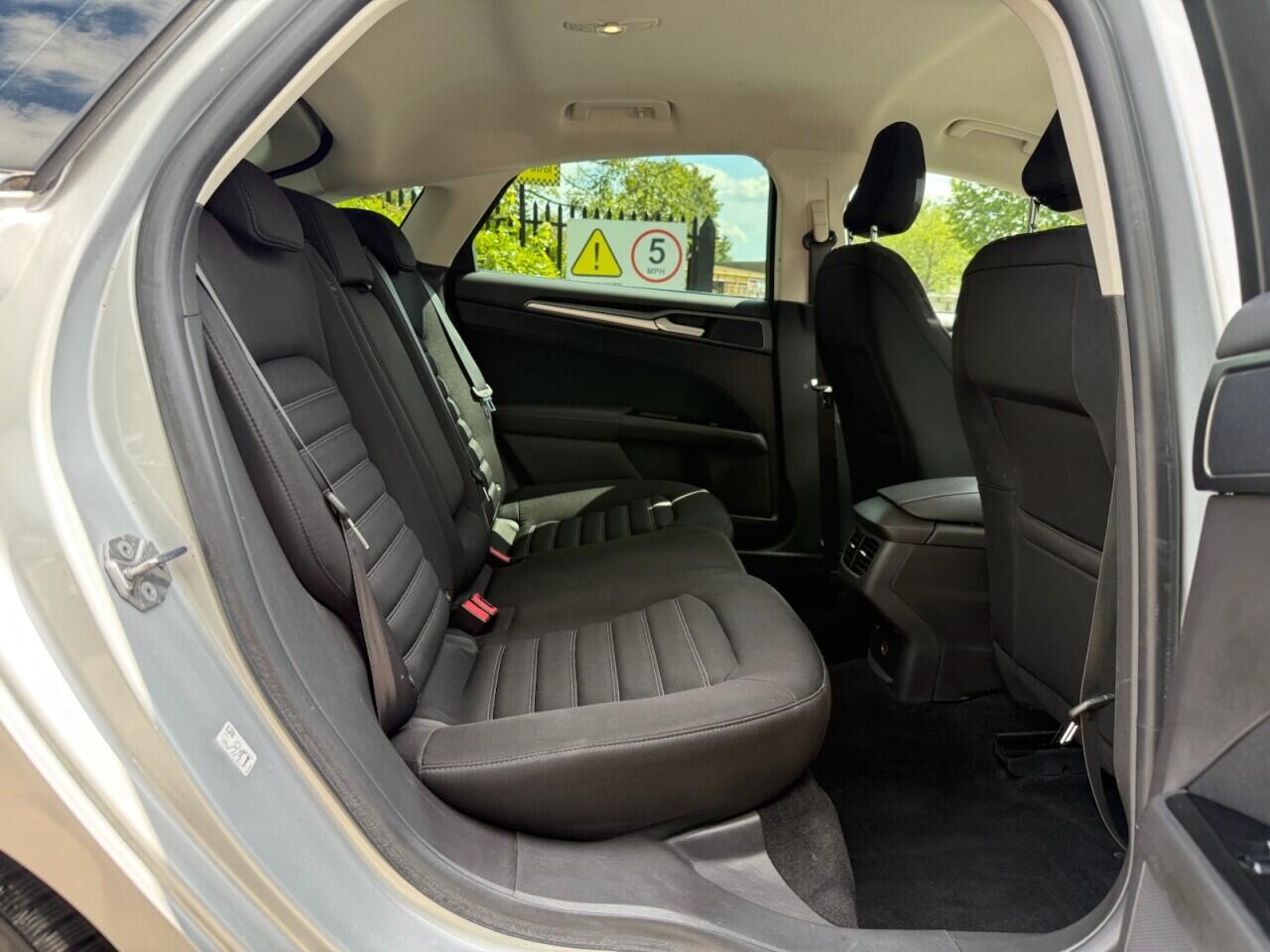 Ford Mondeo view 33