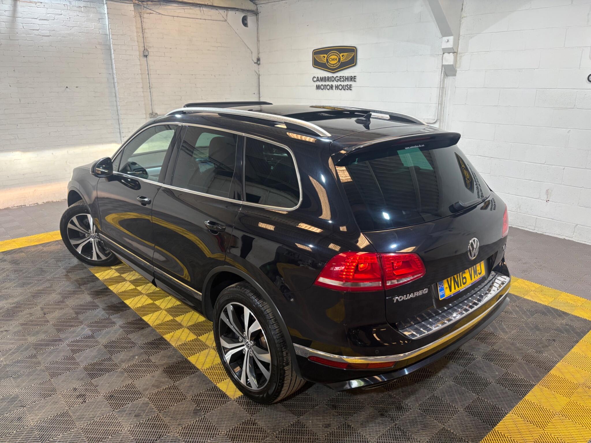 Volkswagen Touareg view 13