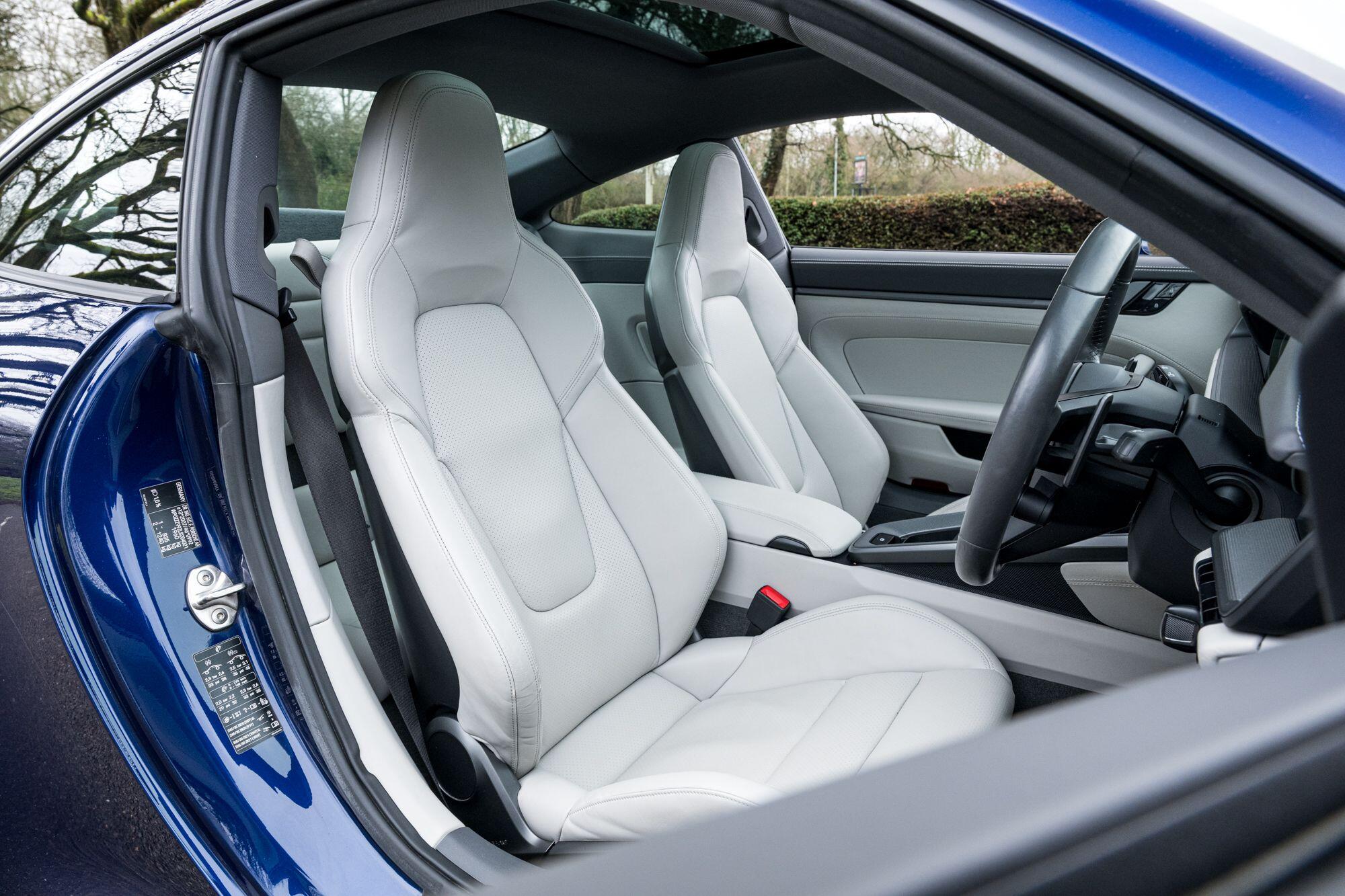 Porsche 911 view 32
