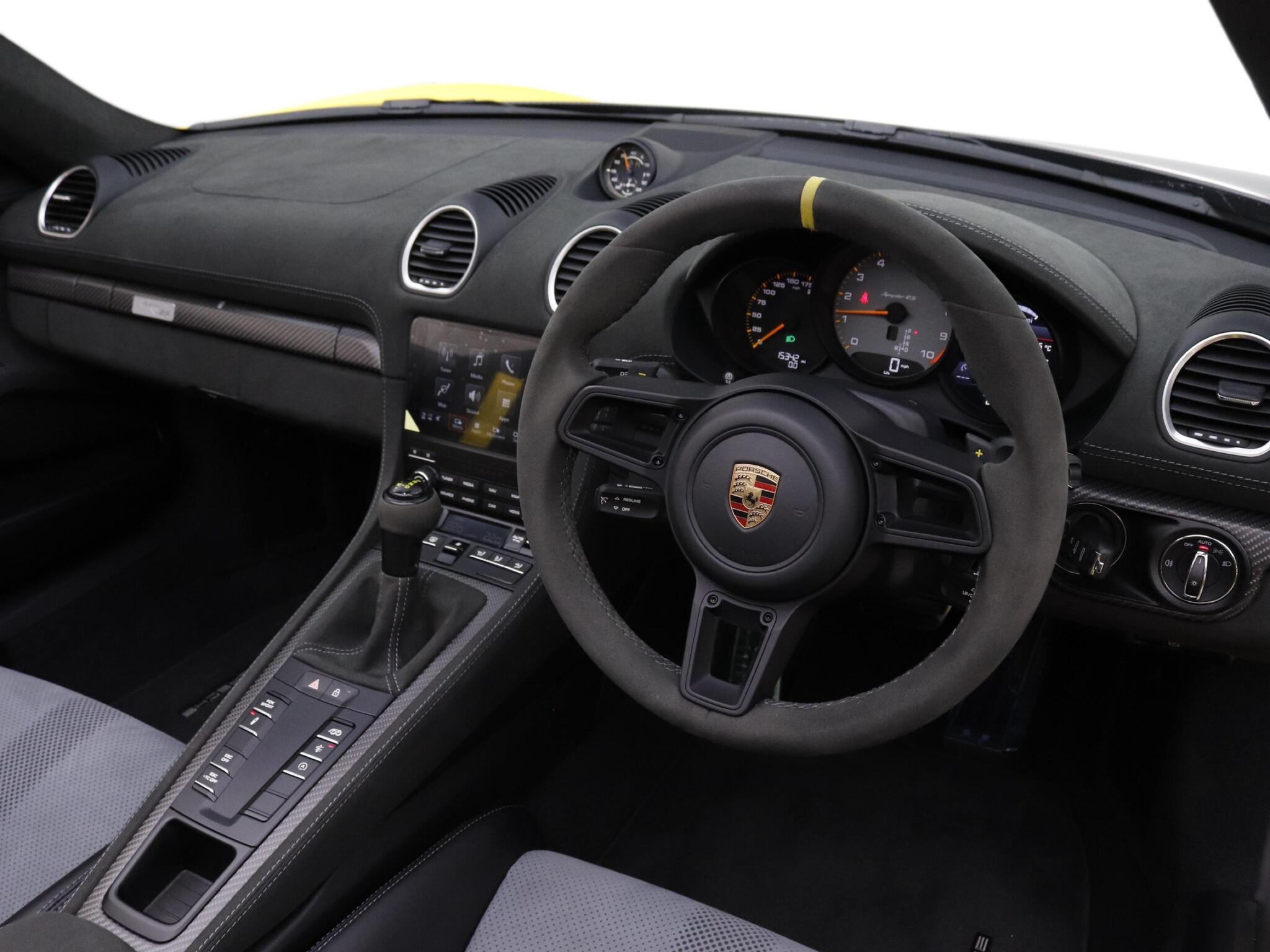 Porsche 718 Spyder view 9