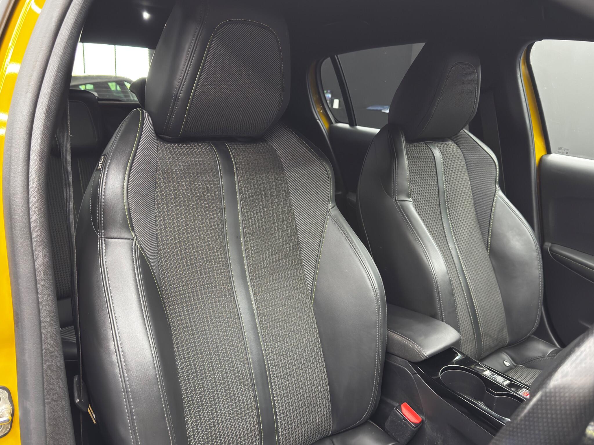 Peugeot 208 view 12