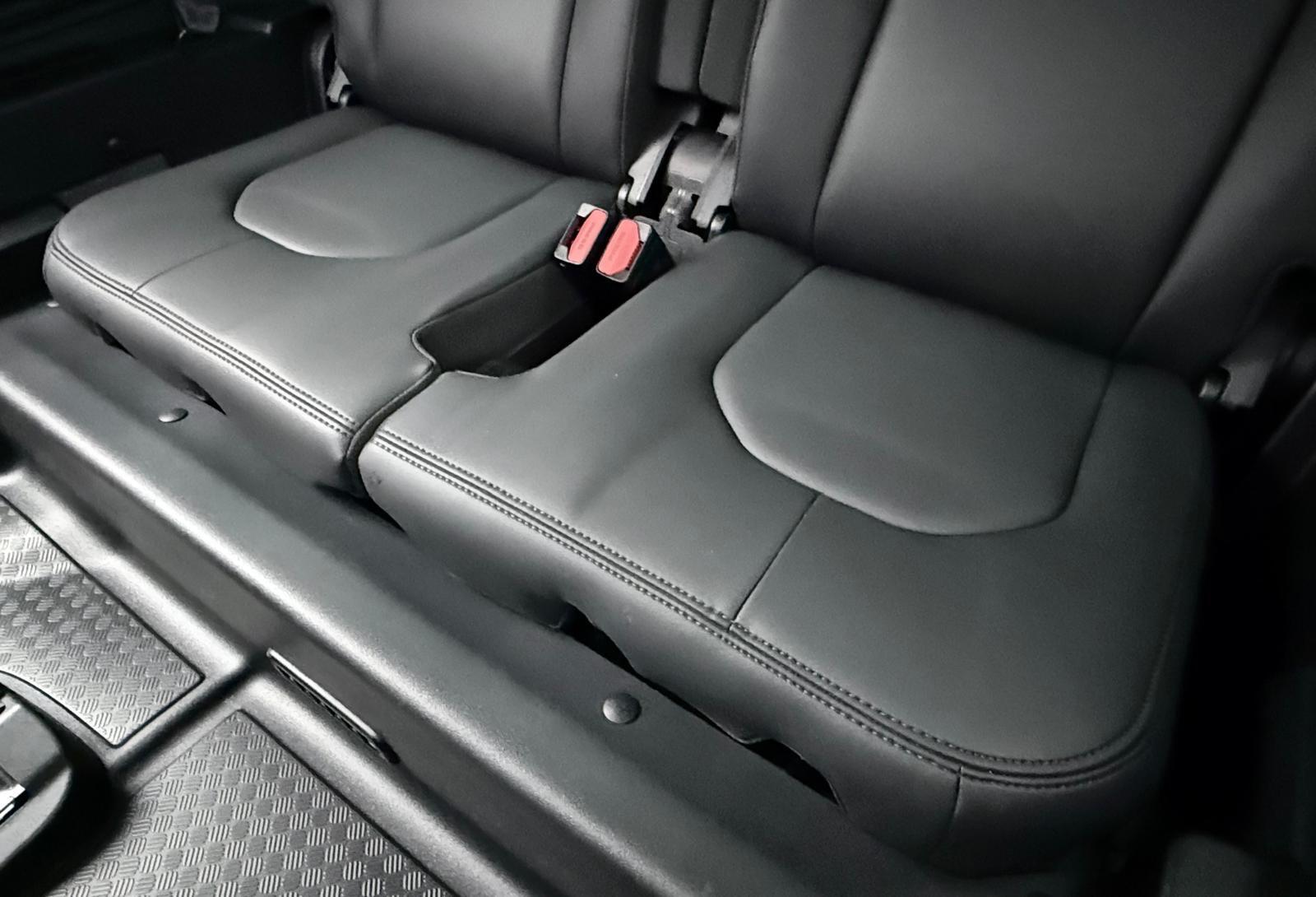 Land Rover Defender view 25