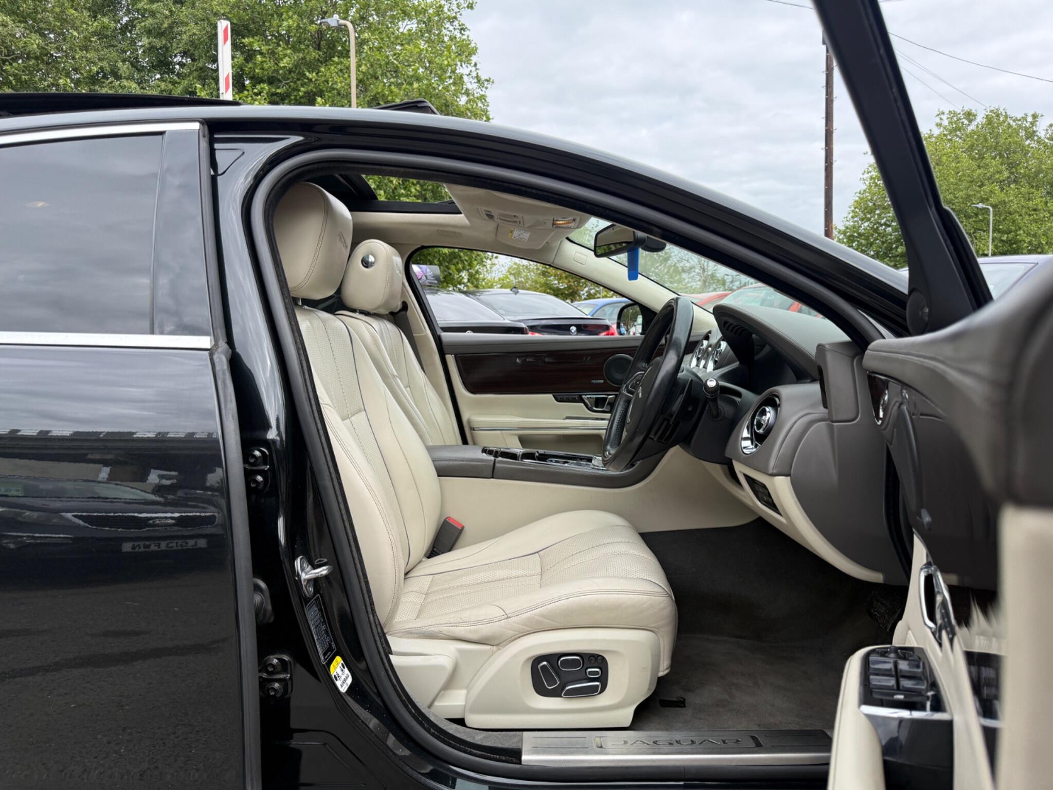 Jaguar XJ - Image 31