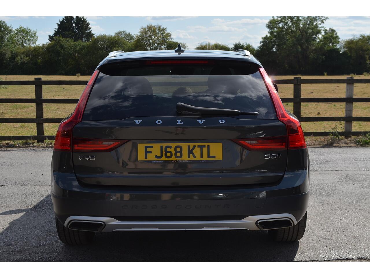 Volvo V90 Cross Country view 8