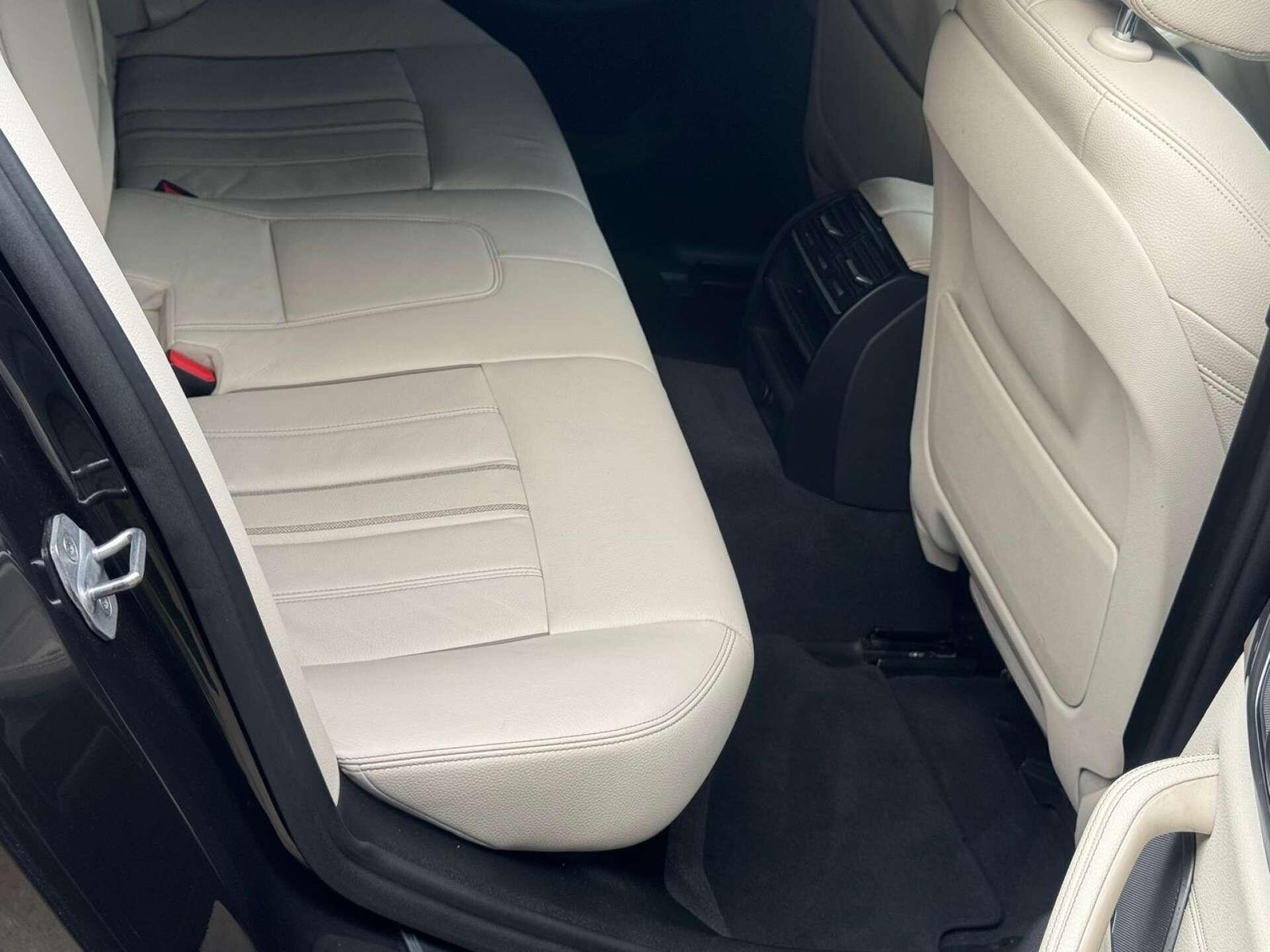 BMW 5 Series view 24