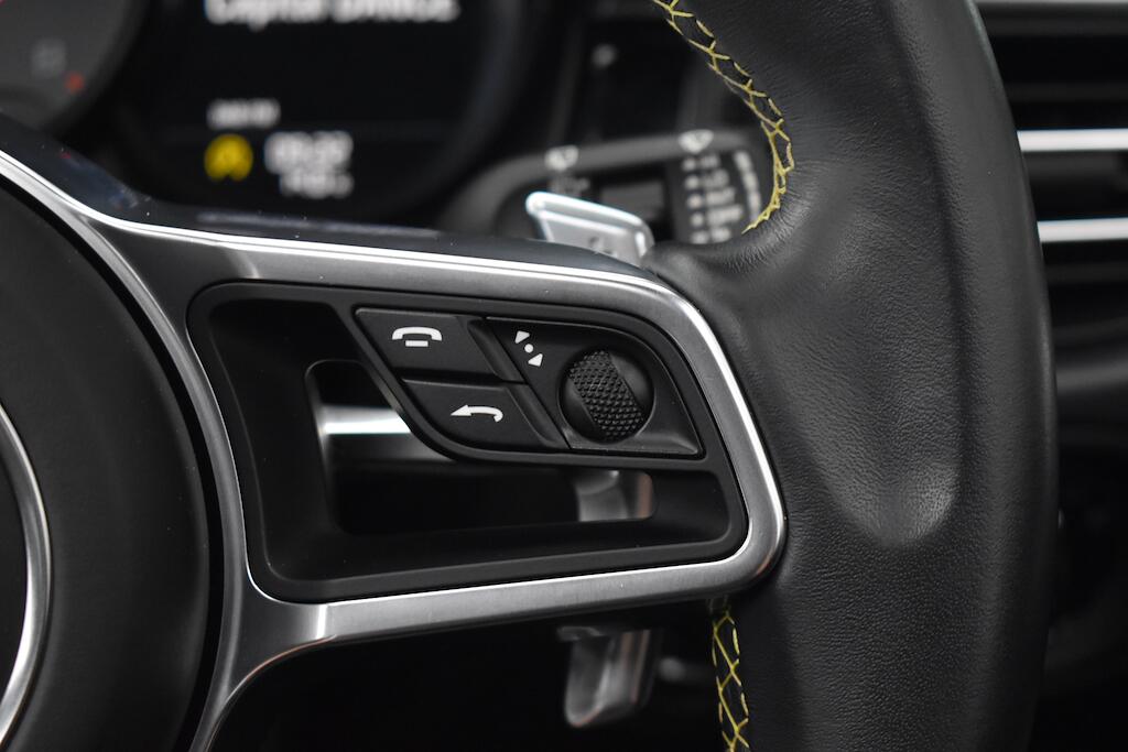 Porsche Macan view 80