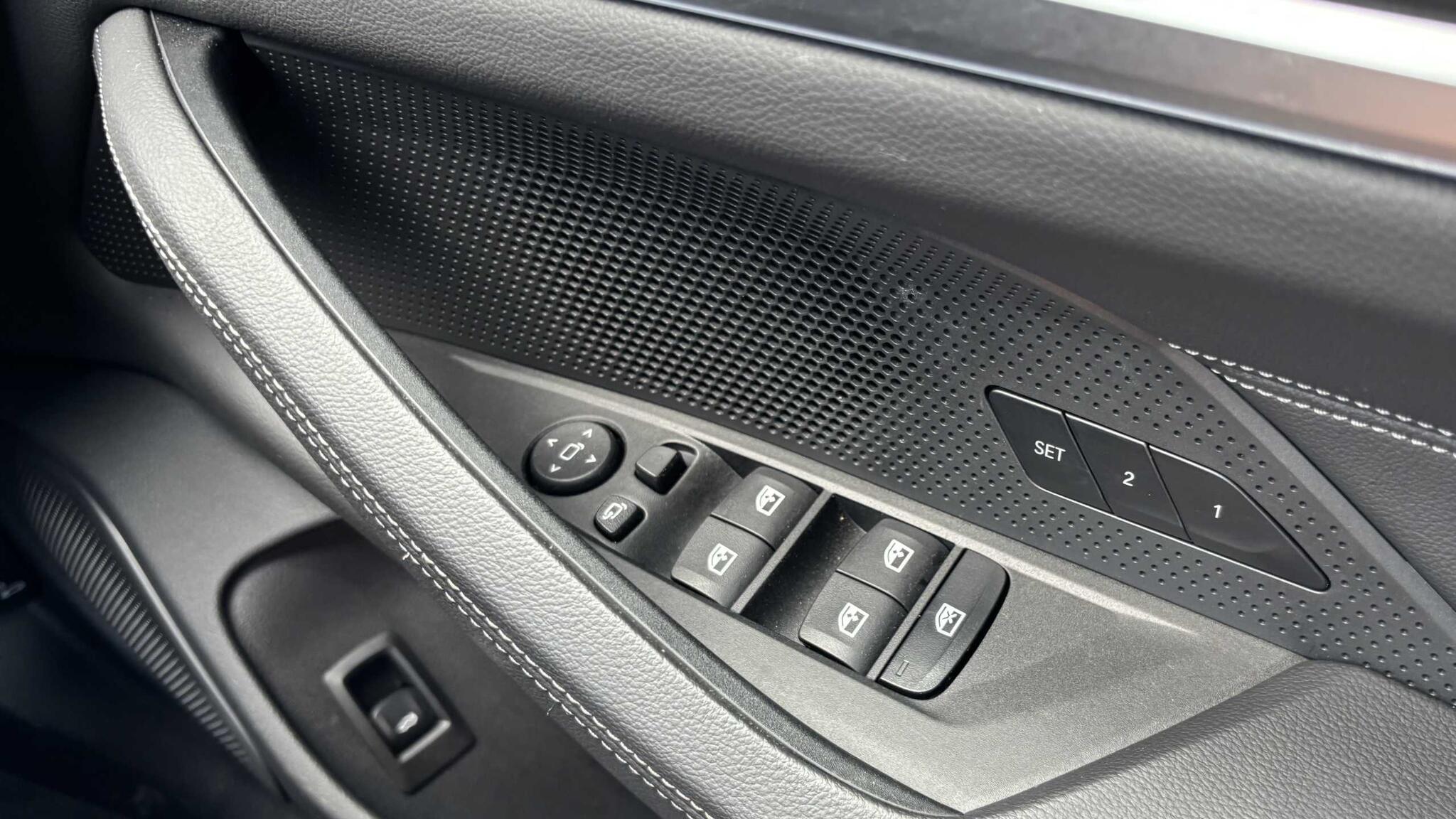 BMW i4 view 30