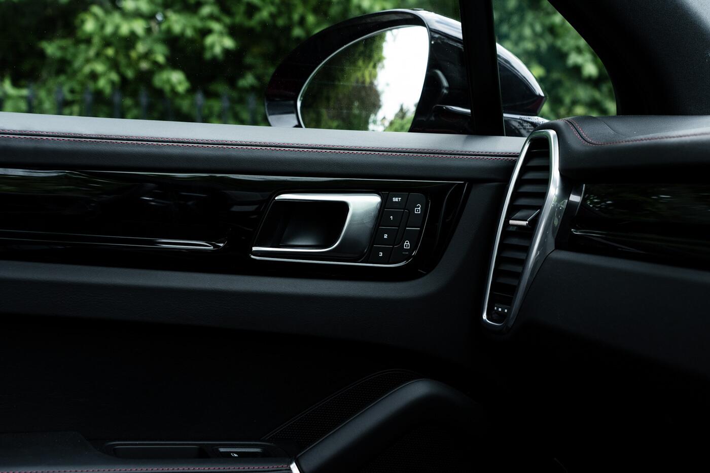 Porsche Cayenne view 37