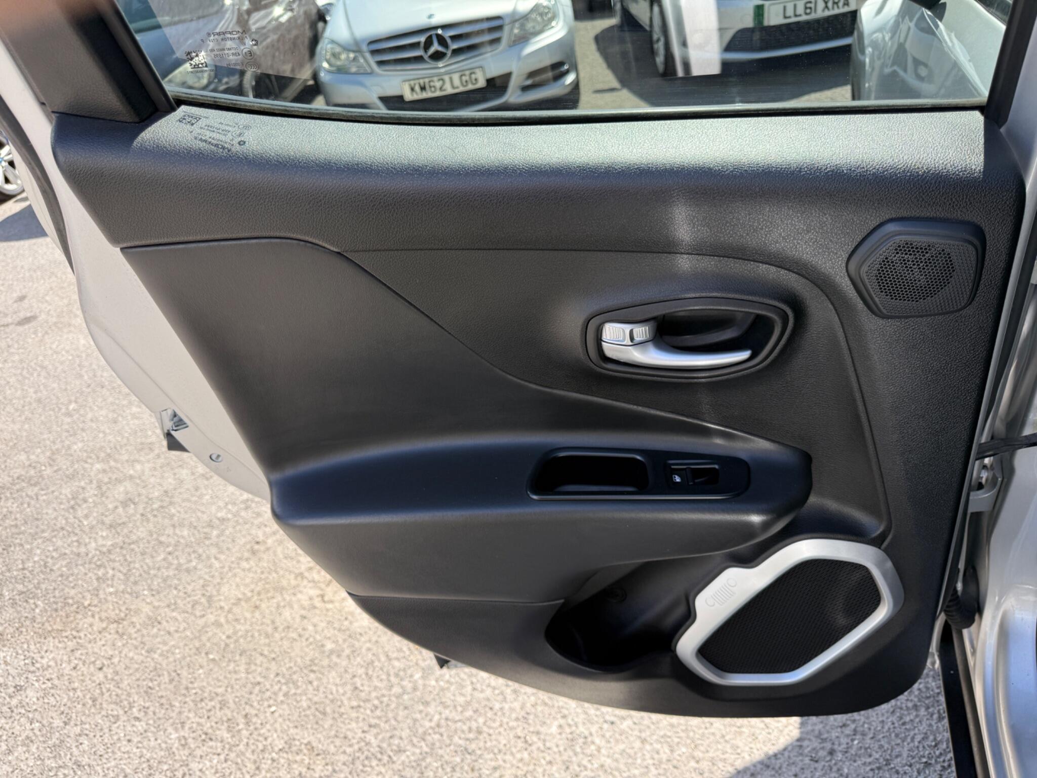 Jeep Renegade - Image 51