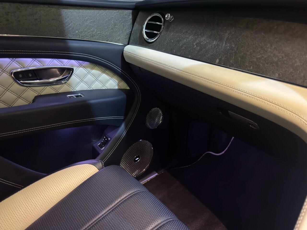 Bentley Bentayga view 16