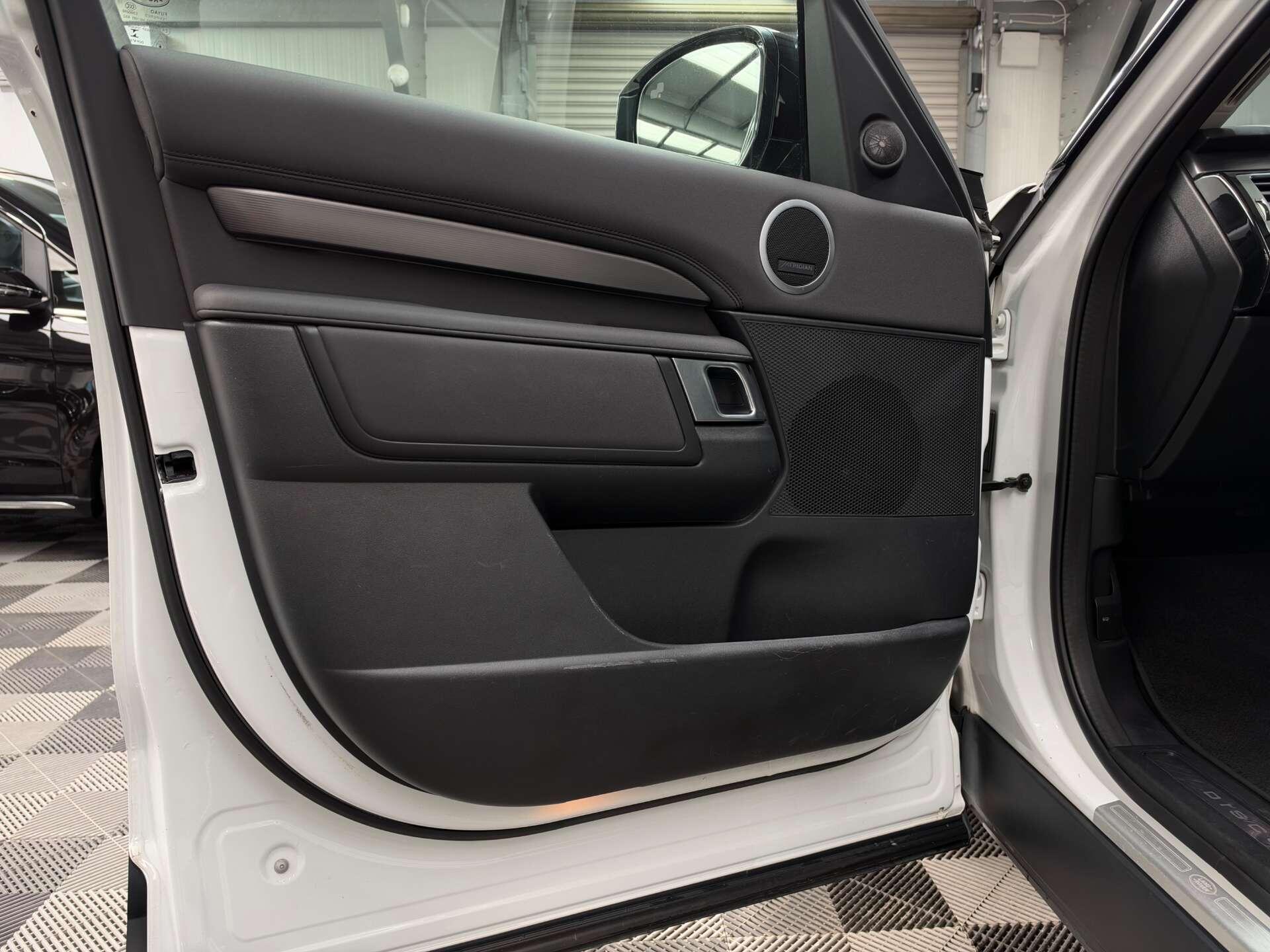 Land Rover Discovery view 23