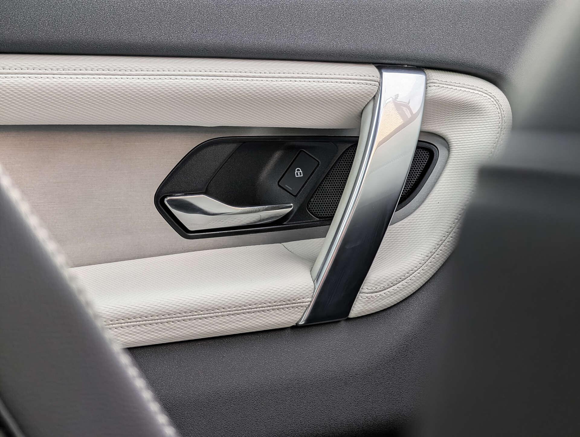 Land Rover Discovery Sport view 44
