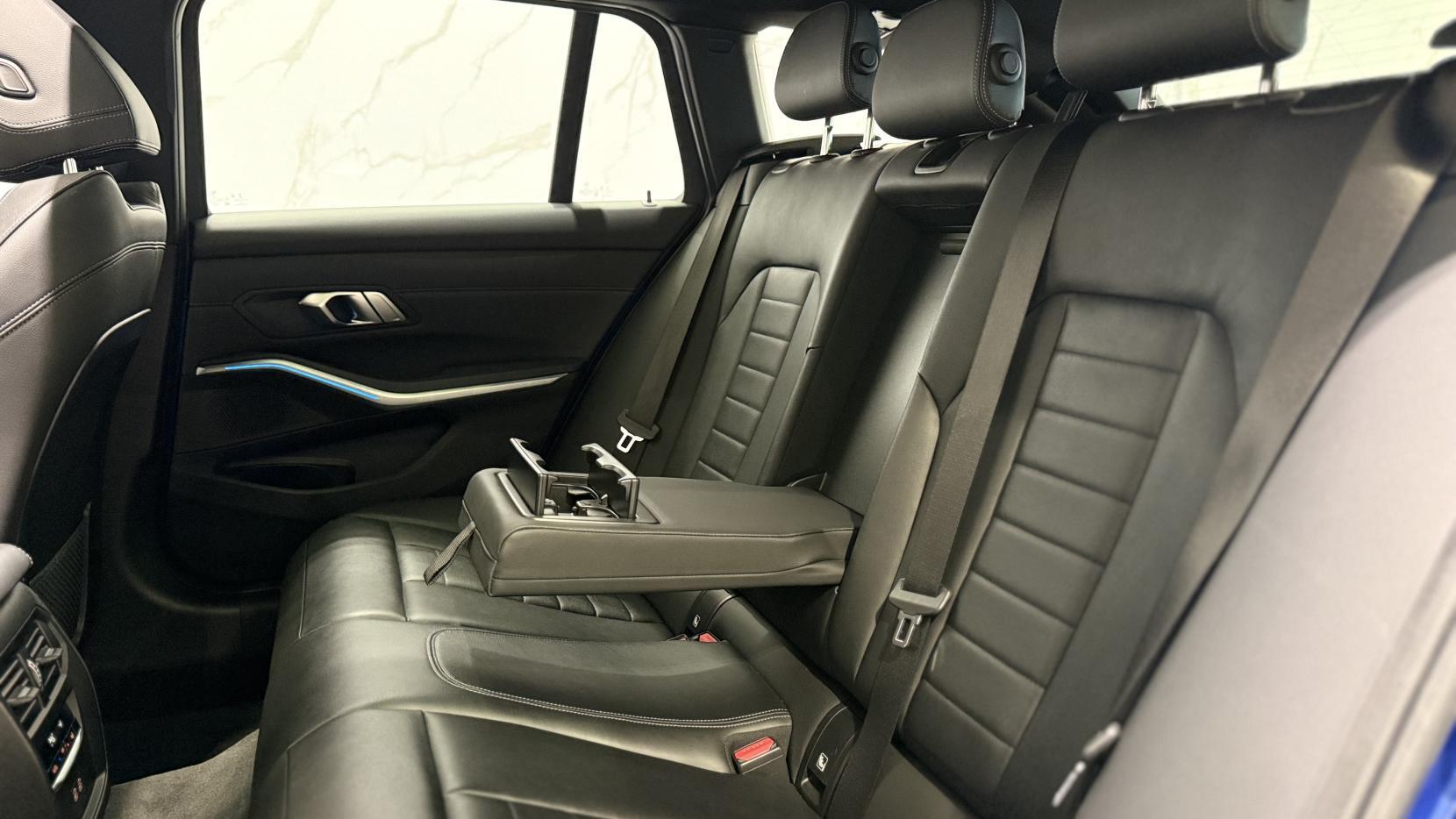BMW 3 Series view 9