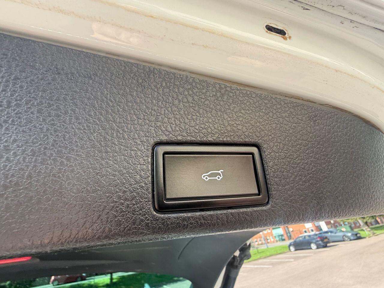 Volkswagen Touareg view 14