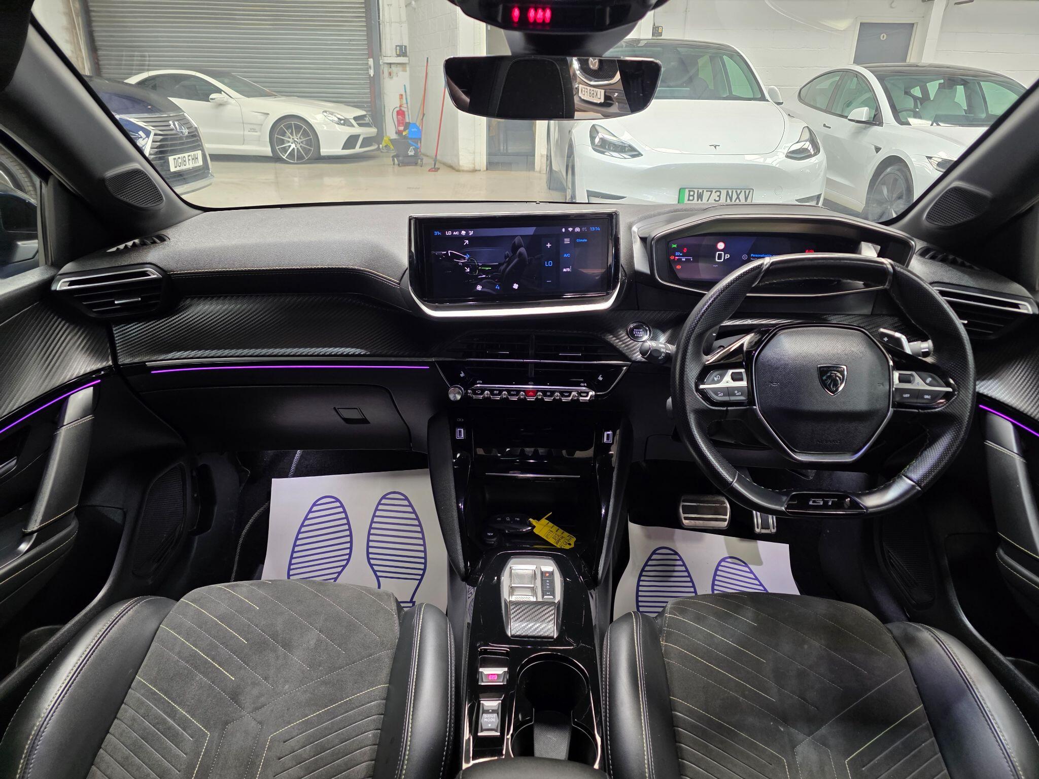 Peugeot 208 view 5