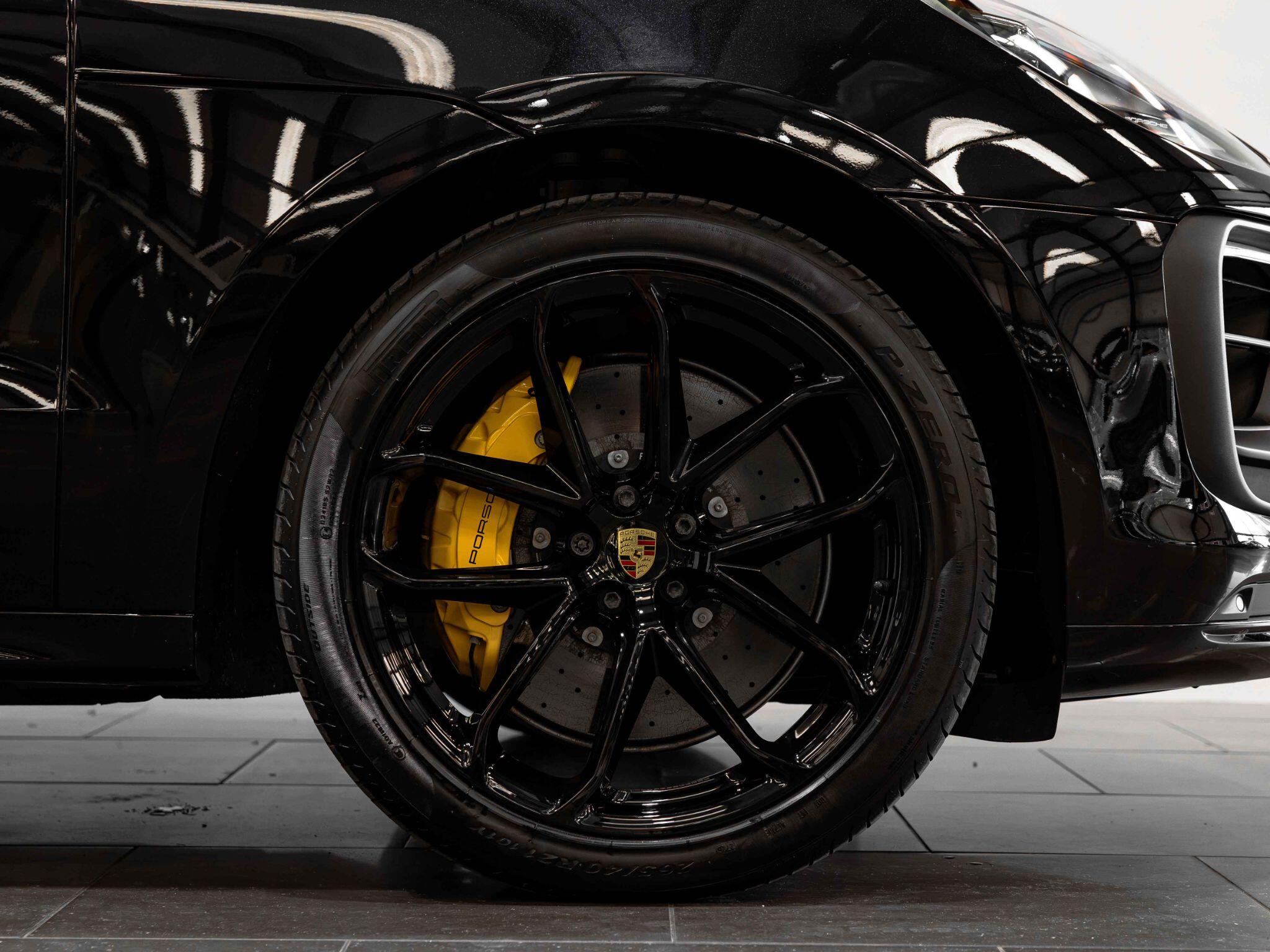Porsche Macan view 3